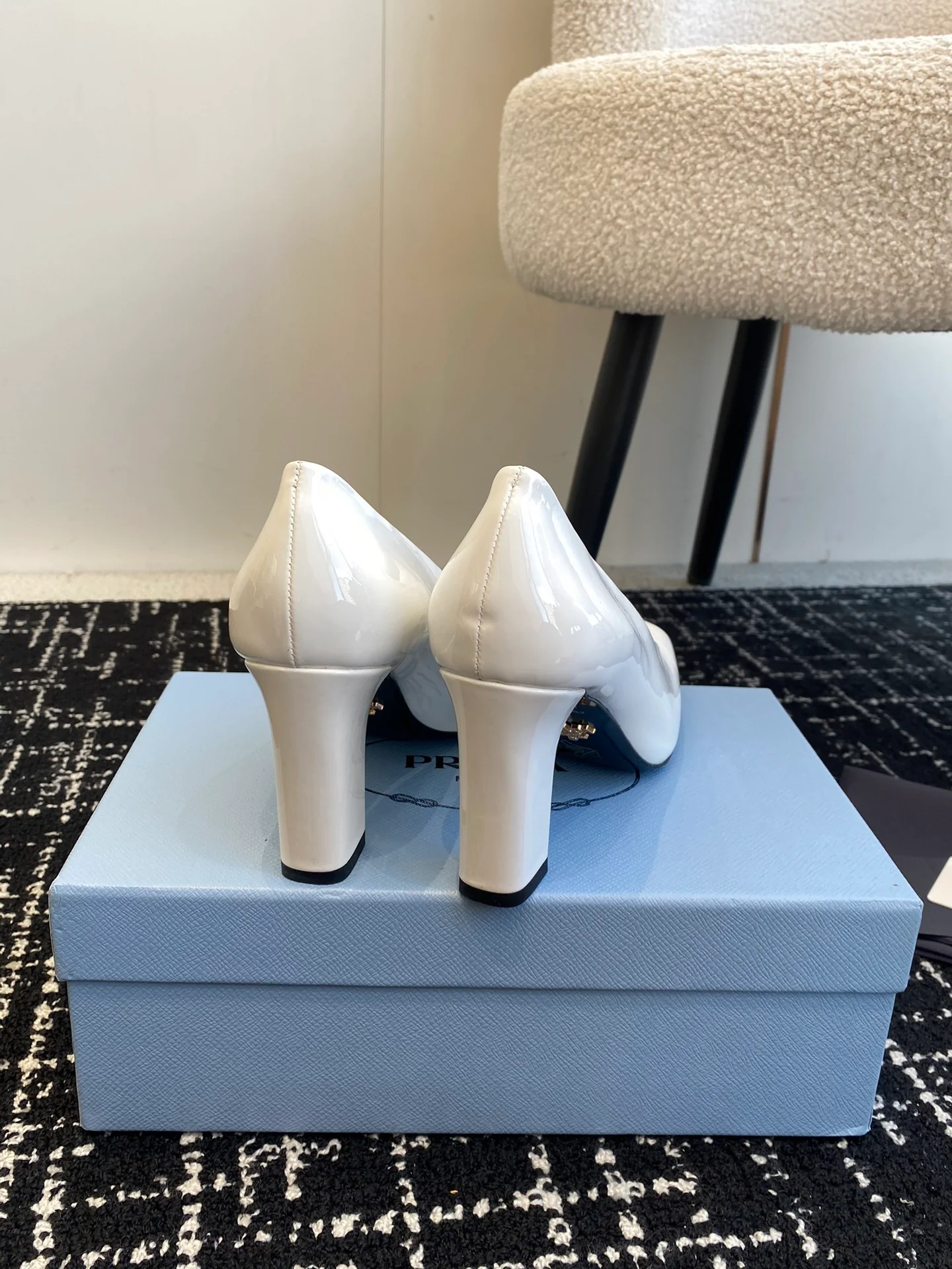 Балетки Prada 2024 на массивном каблуке с квадратным носком - белые