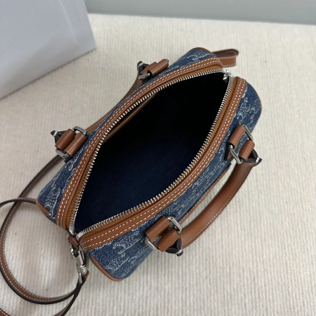 Celine – Триумфальная арка Boston Bun – Джинсы с монограммой