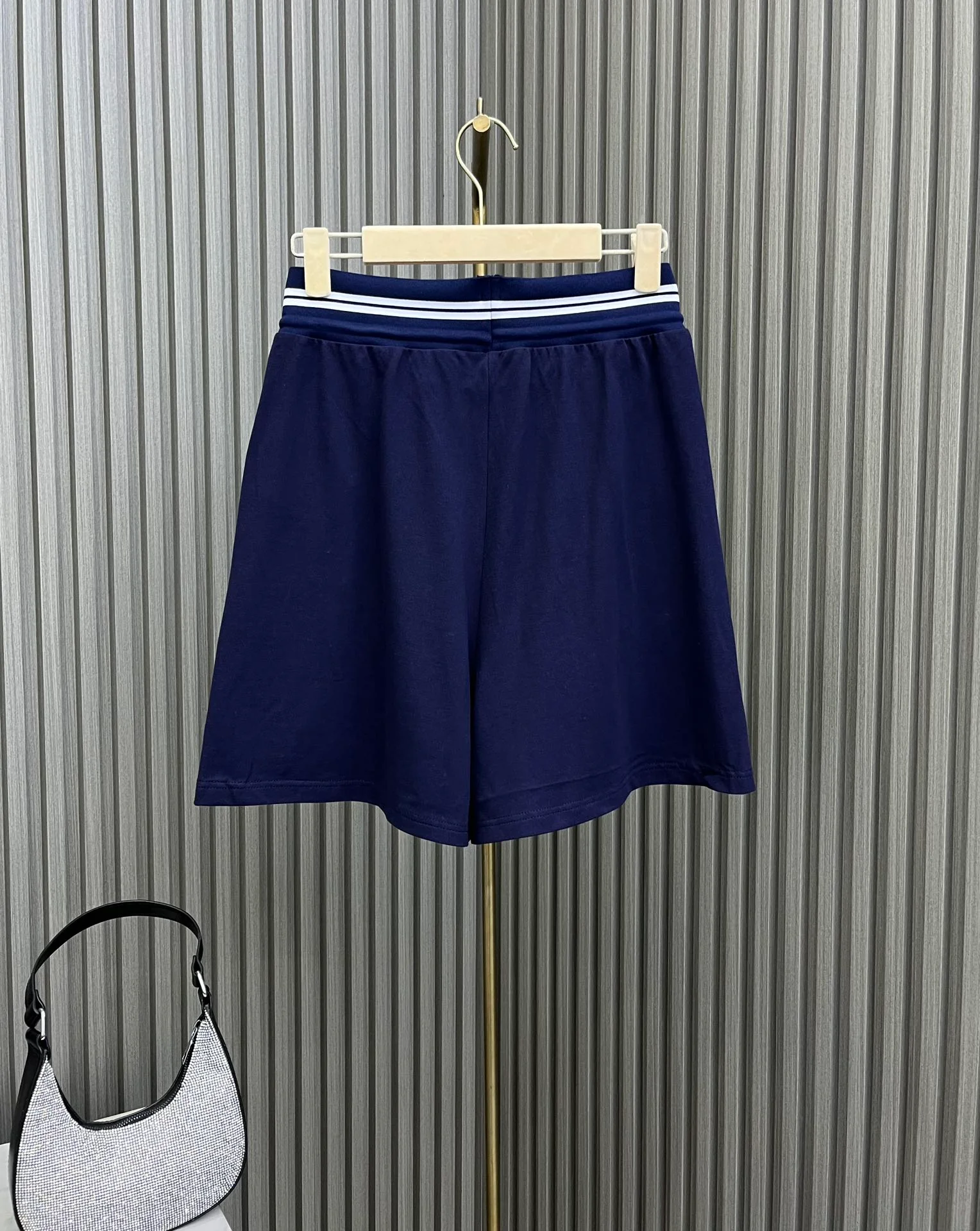 Miu Miu - 2404-24 Новинка: Комплект из шорт и вышивки (эксклюзивно в Isetan)