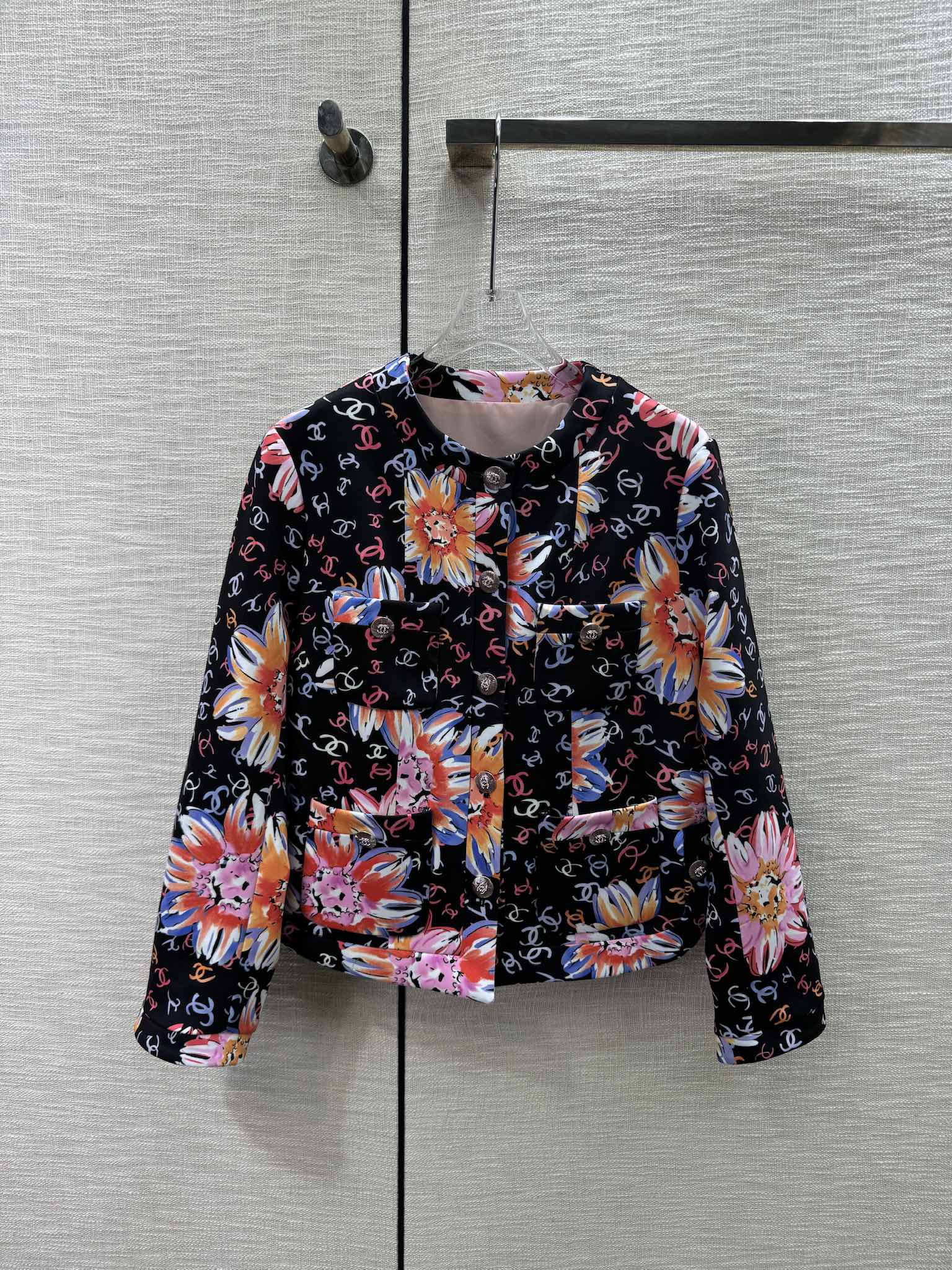 Chanel 2404 - Куртка с круглым вырезом и ярким логотипом в стиле подиума