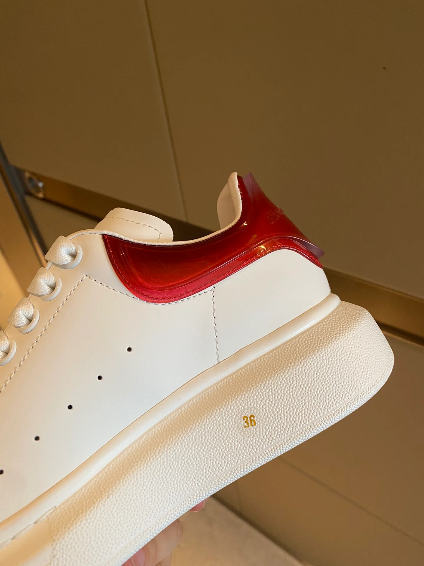 Классические белые кроссовки McQueen - на каблуке-резинке - красные