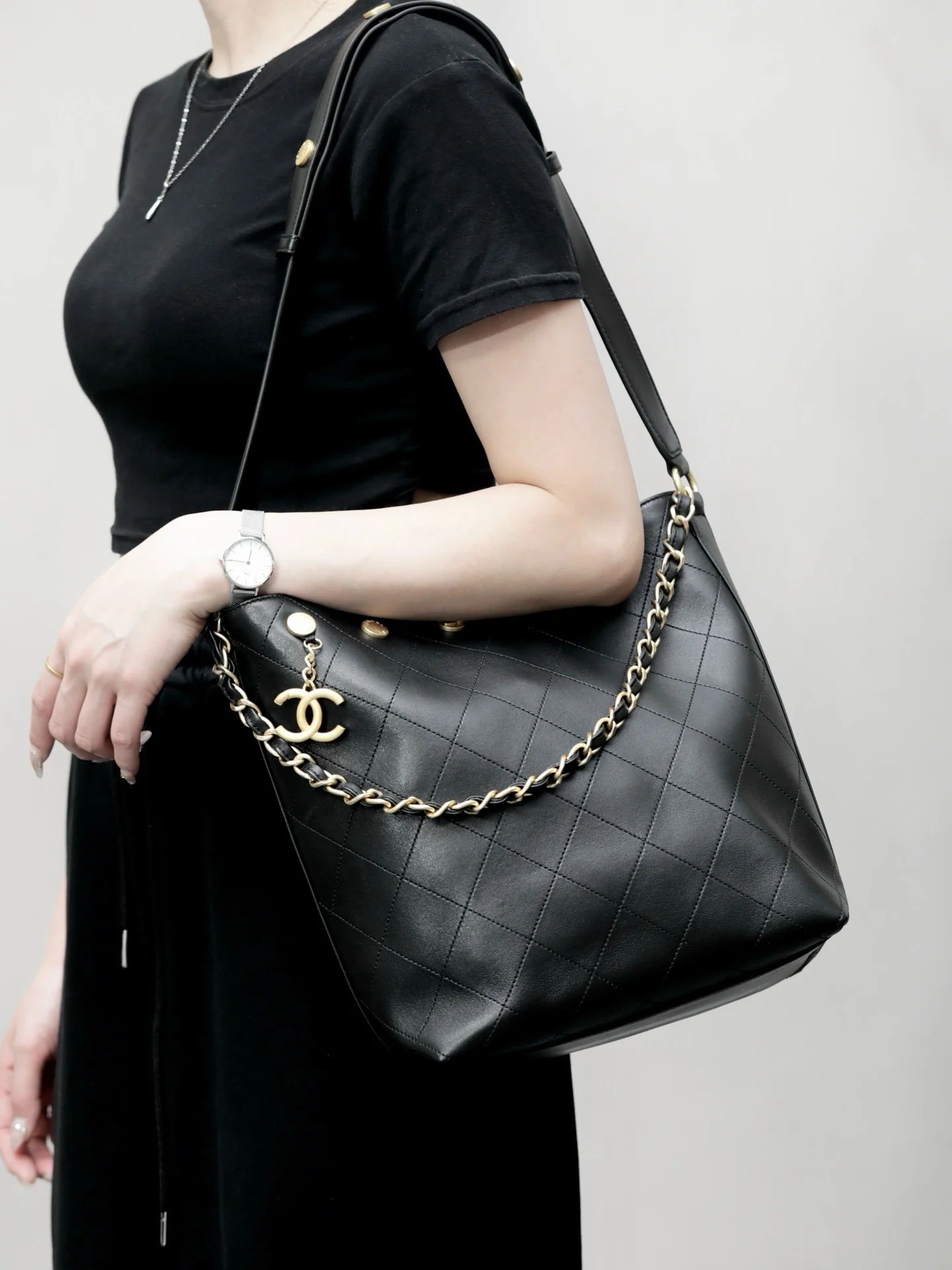 Сумка Chanel в стиле хиппи с золотой монетой 25 пенсов — черно-золотая.