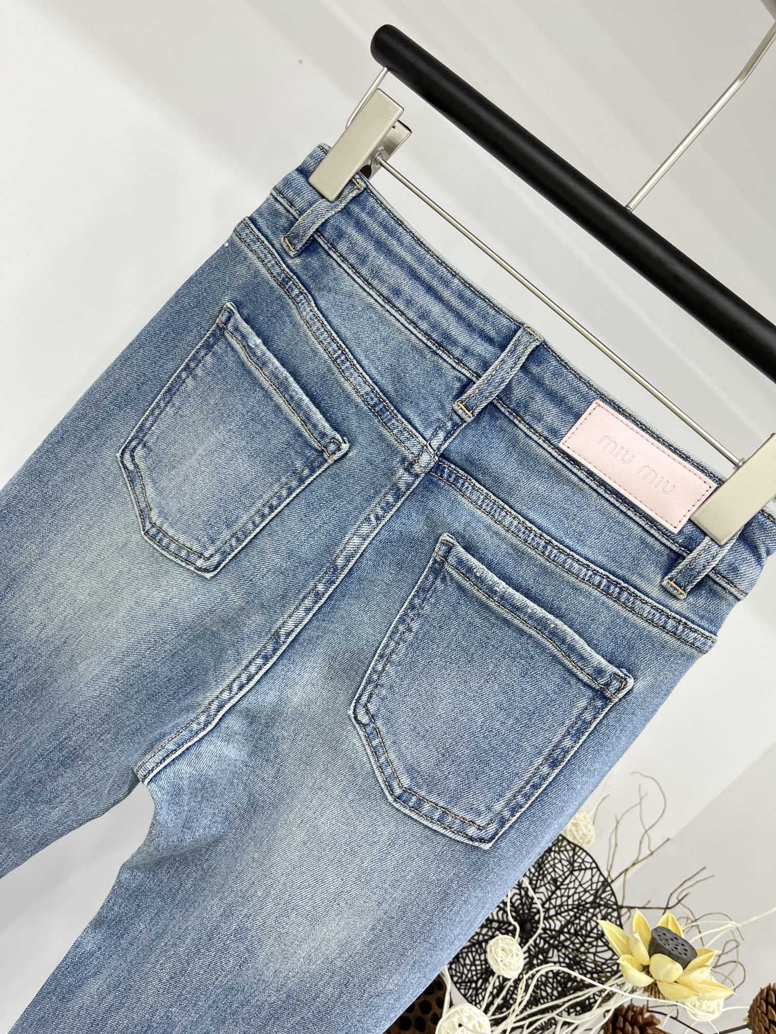 Miu Miu-2404 - Расклешенные джинсы с отделкой стразами по низу