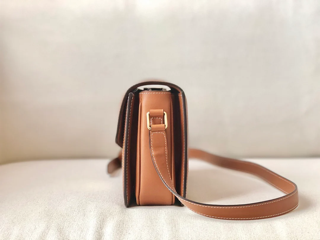 Сумка Celine Triomphe Medium из искусственной кожи и кожи вагю, в желто-коричневой клетке ?гусиная лапка?.