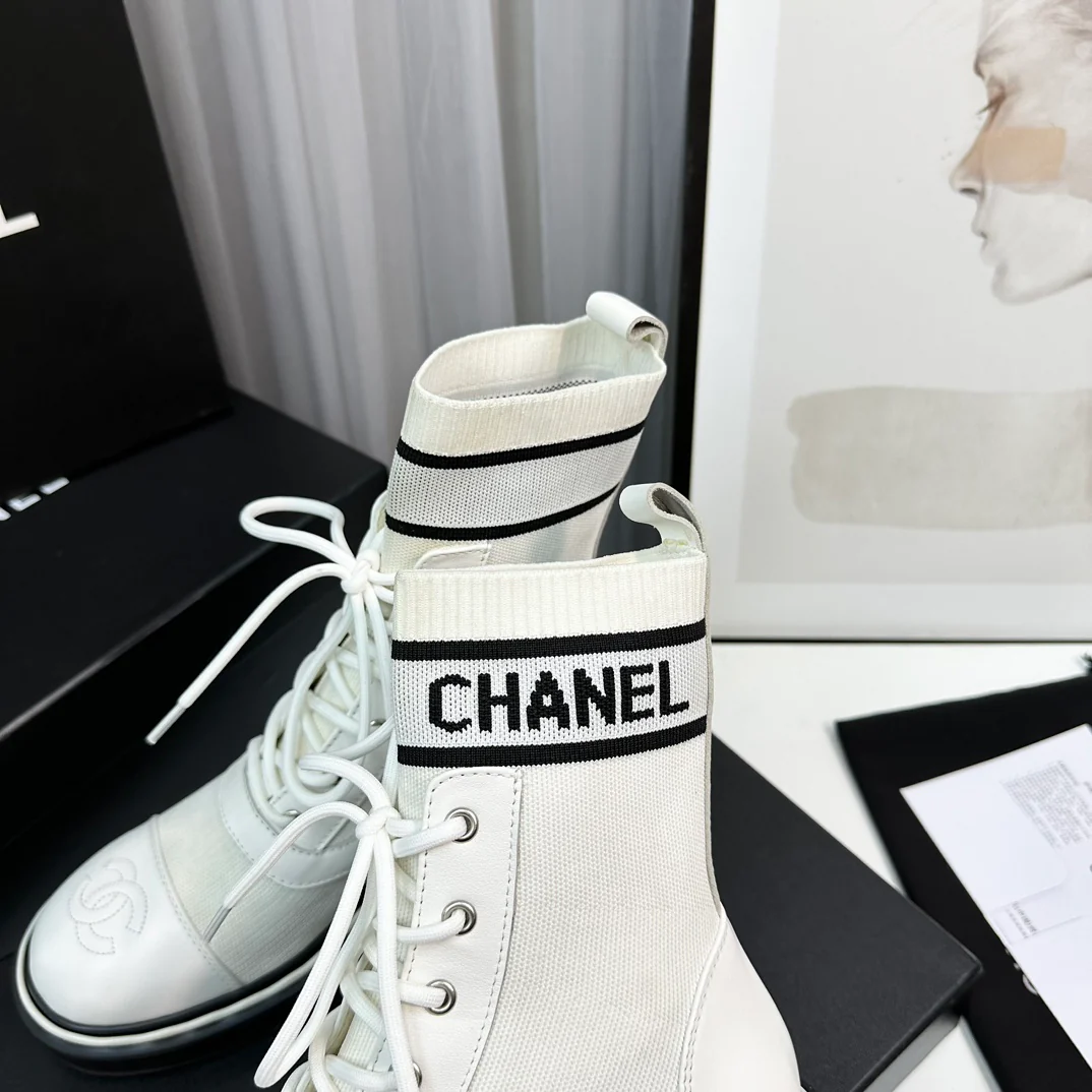 Новинка сезона осень/зима 2023 от Chanel - Ботильоны-носки - Белые