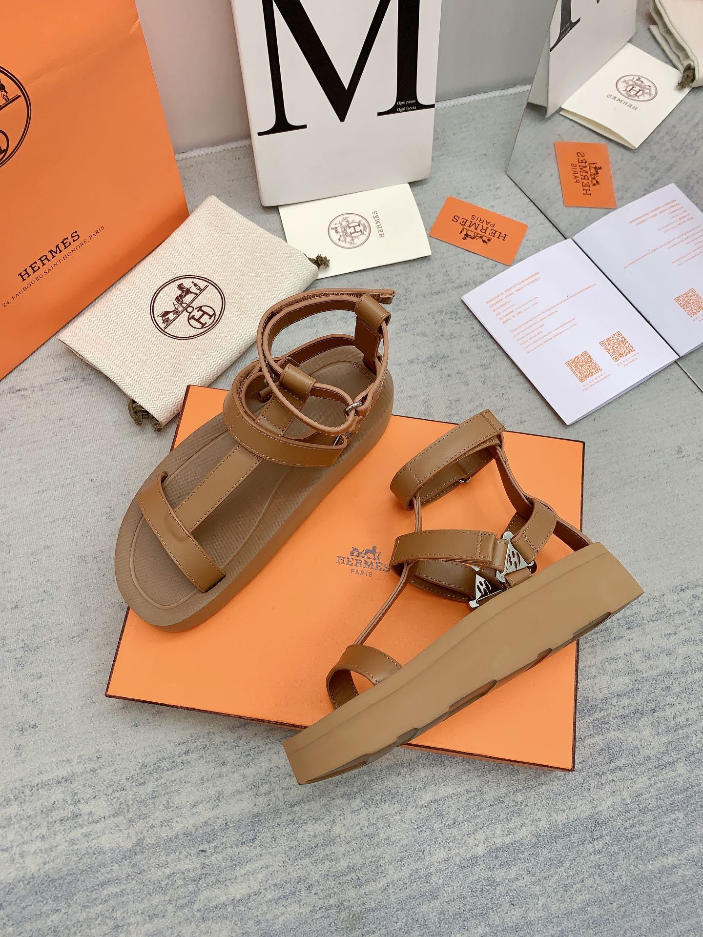 Новинка сезона весна/лето 2023 от Hermes — подиумный стиль — кожаные сандалии на платформе.