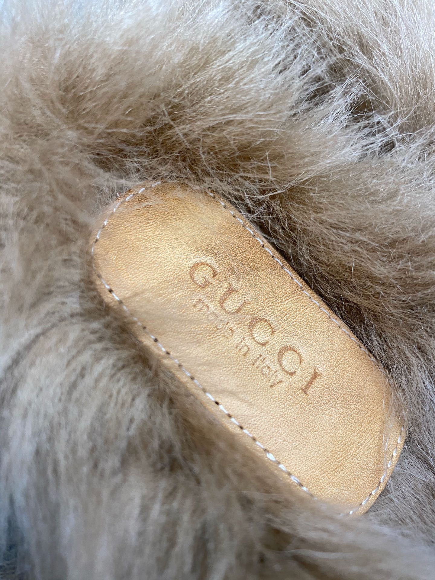 Бутик Gucci 2020 — Последние модели с подиума — Меховые тапочки — Черный с текстурой камня