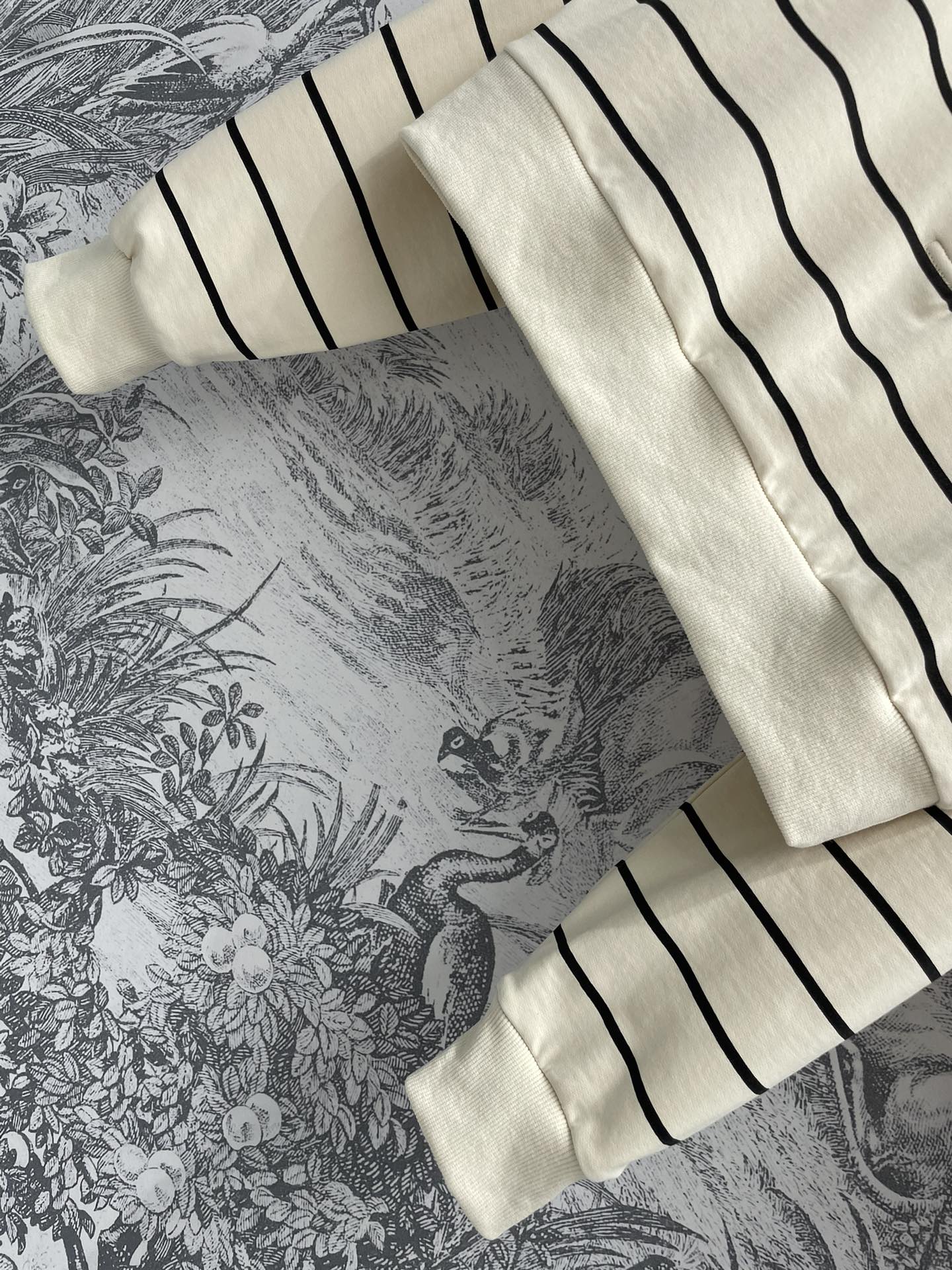 Miu Miu - 2404-24 Новый полосатый спортивный костюм: толстовка с длинными рукавами, воротником и застежкой на половину пуговиц, шорты на эластичном поясе.