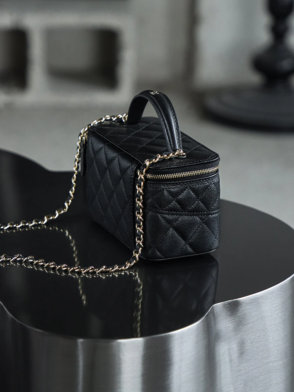 Косметичка Chanel 25c - Черная - Фурнитура из светлого золота