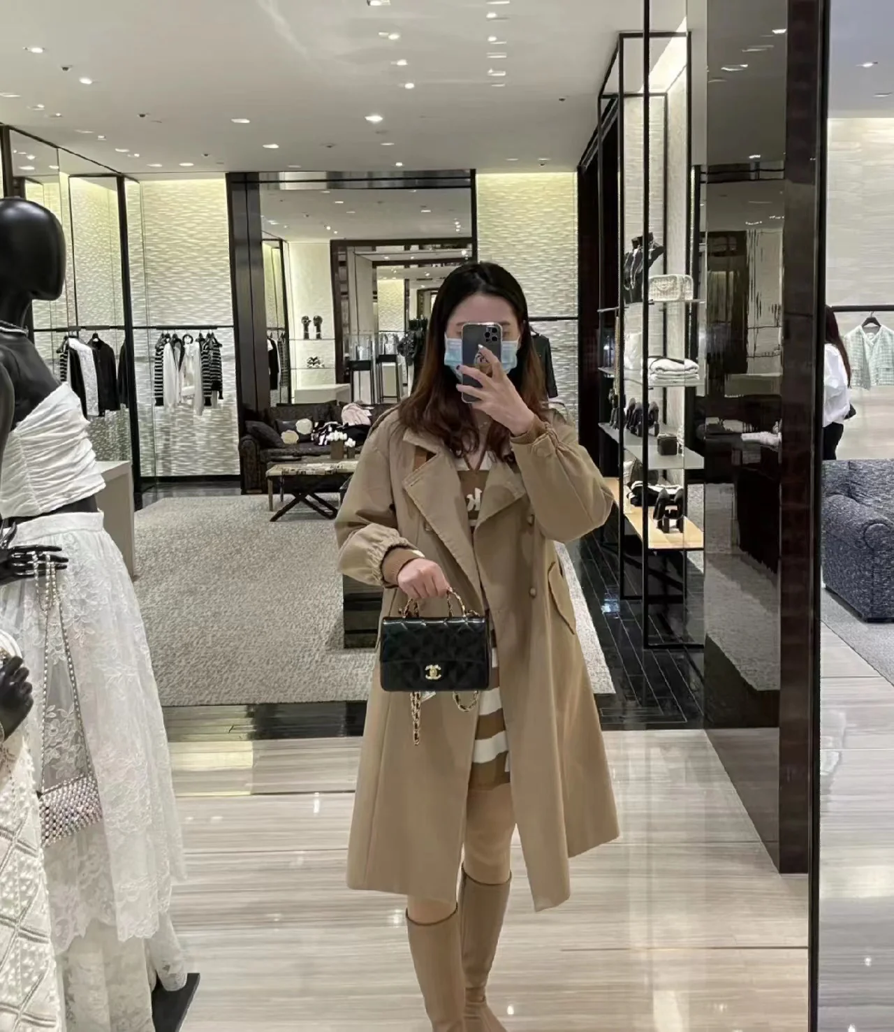 Ручка сумки Chanel 23a CF со стразами - черная