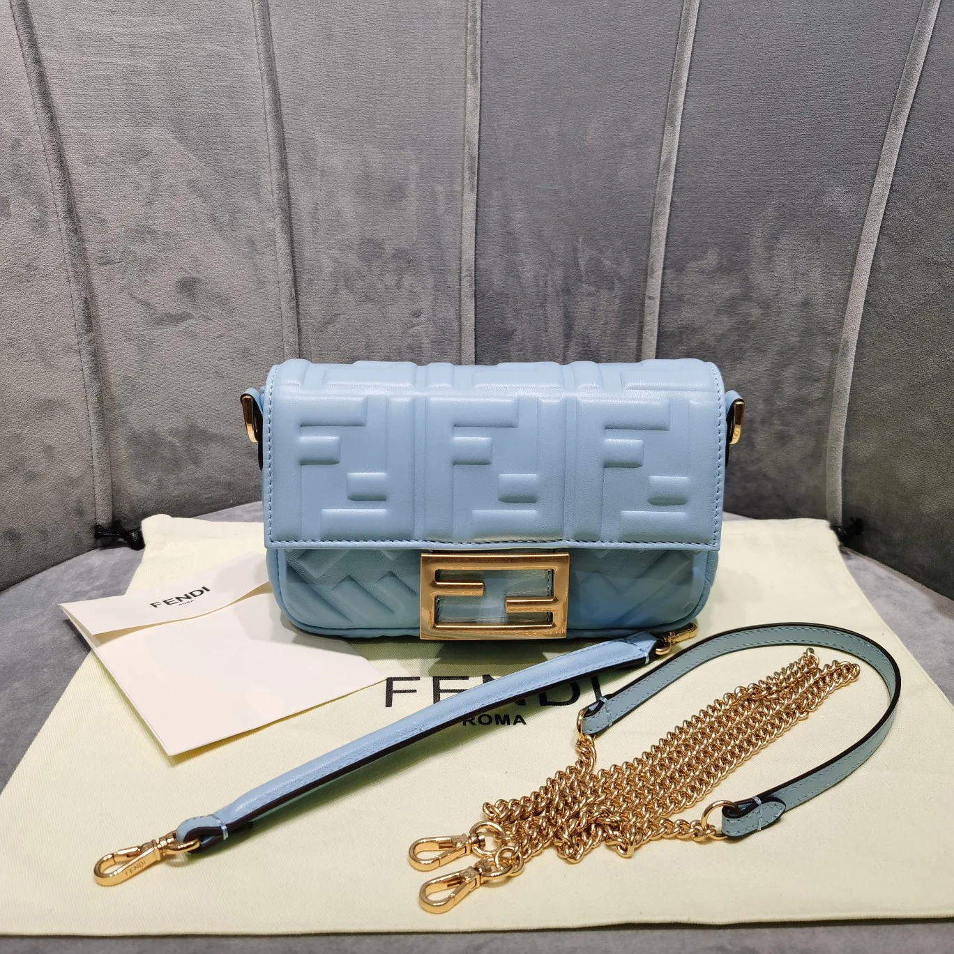 Маленькая синяя кожаная сумка Fendi Baguette