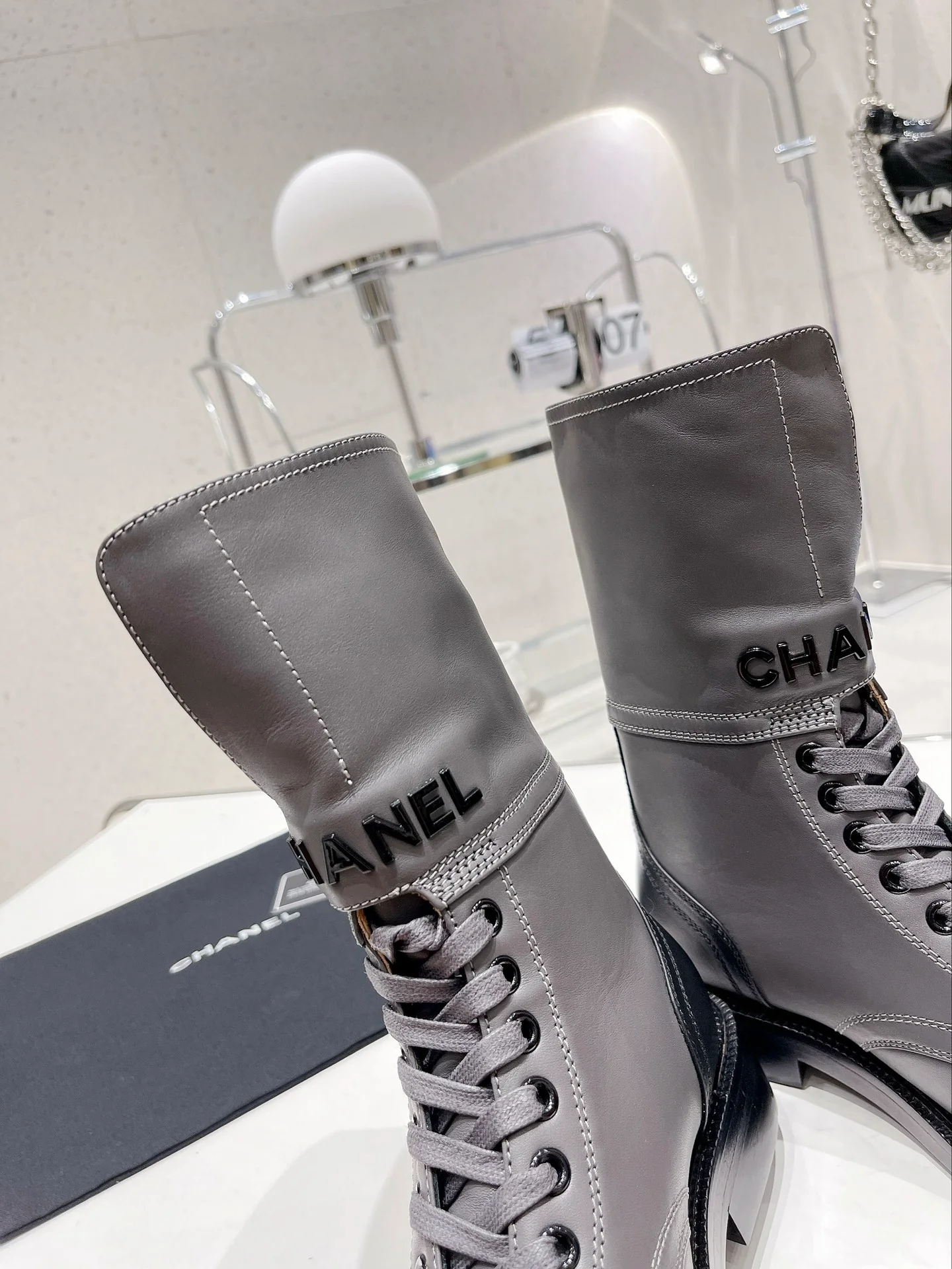 Новинка сезона осень/зима 2022 от Chanel — Ботинки Dr. Martens на шнуровке — Серые
