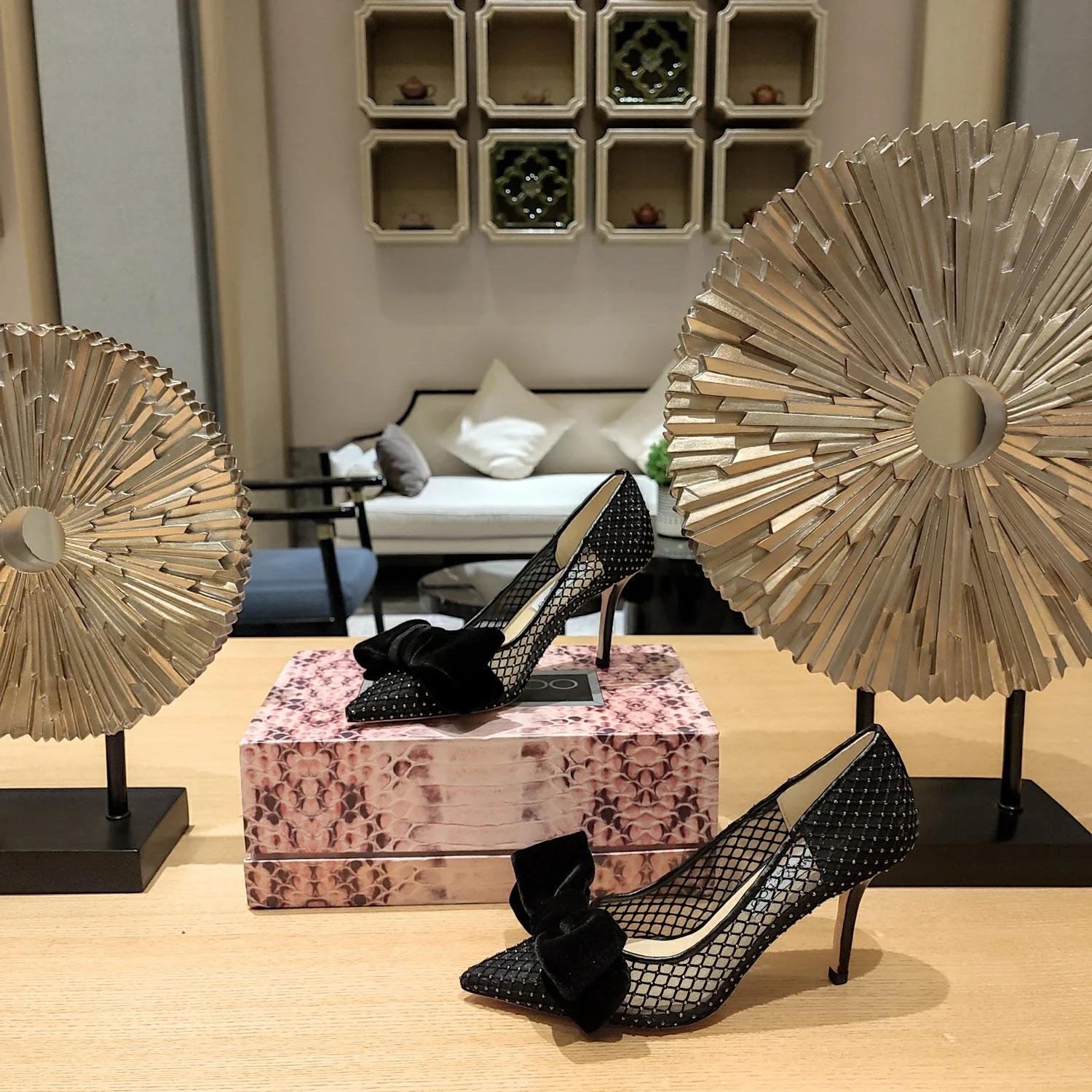 Jimmy - Туфли на высоком каблуке с сетчатыми вставками и стразами.