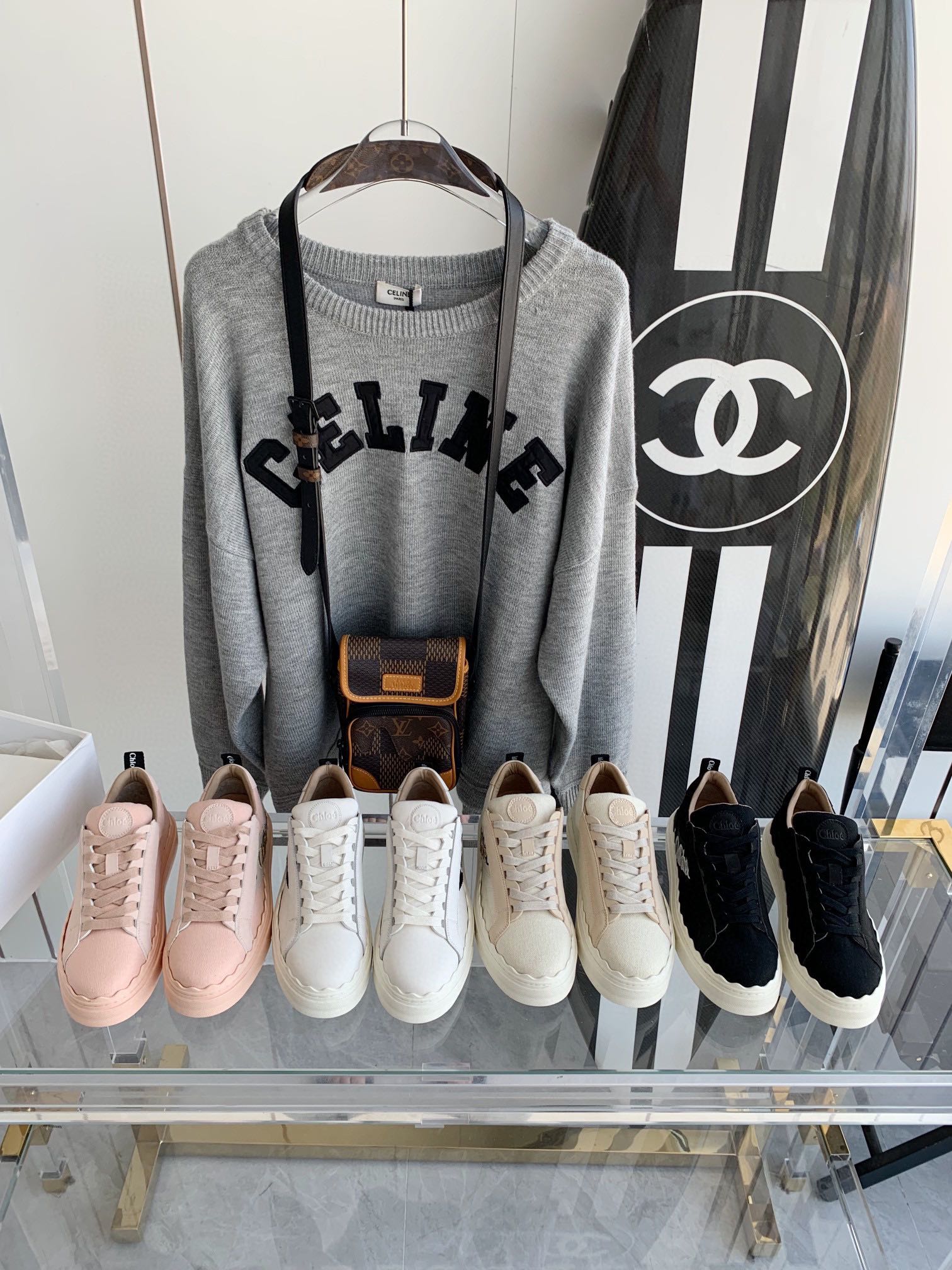 Коллекция белых кроссовок Chloe