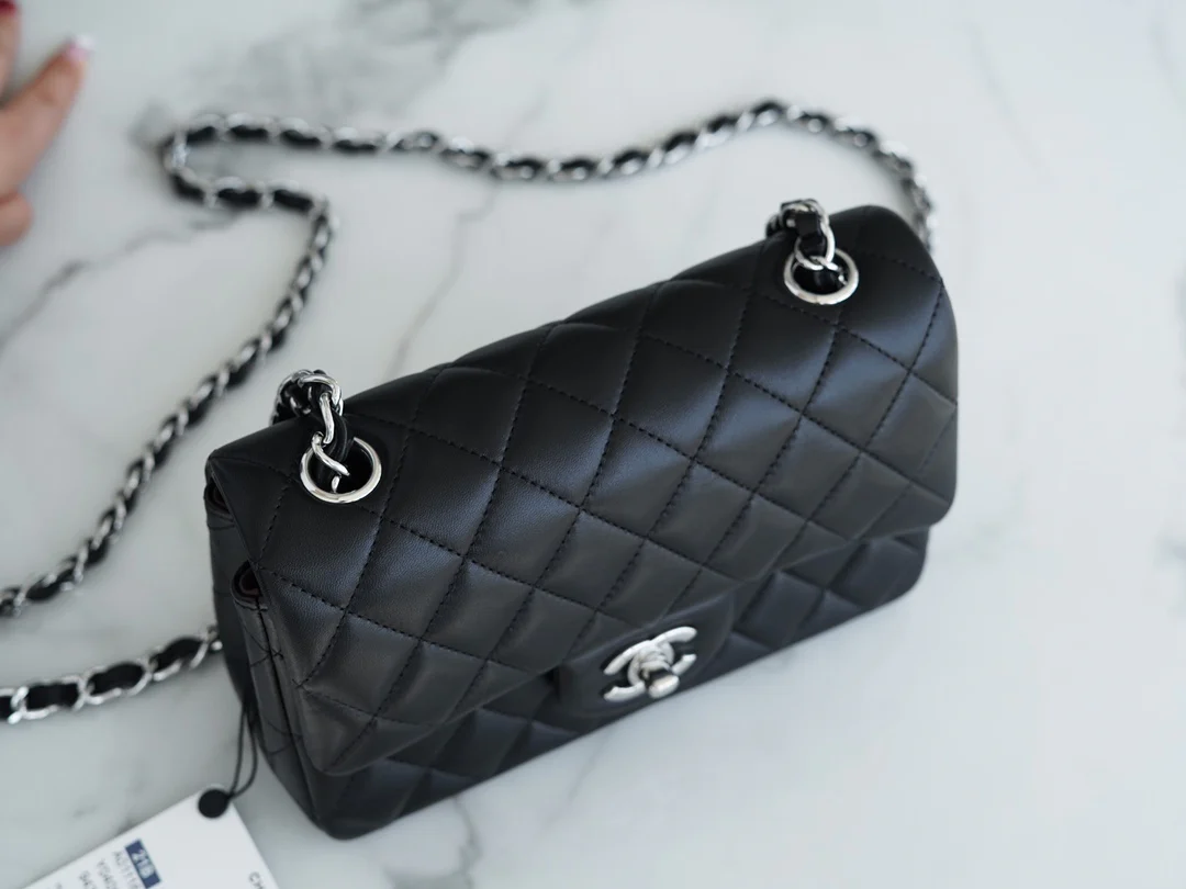 Мини-сумка Chanel CF 20 см из черной овечьей кожи с серебряной застежкой