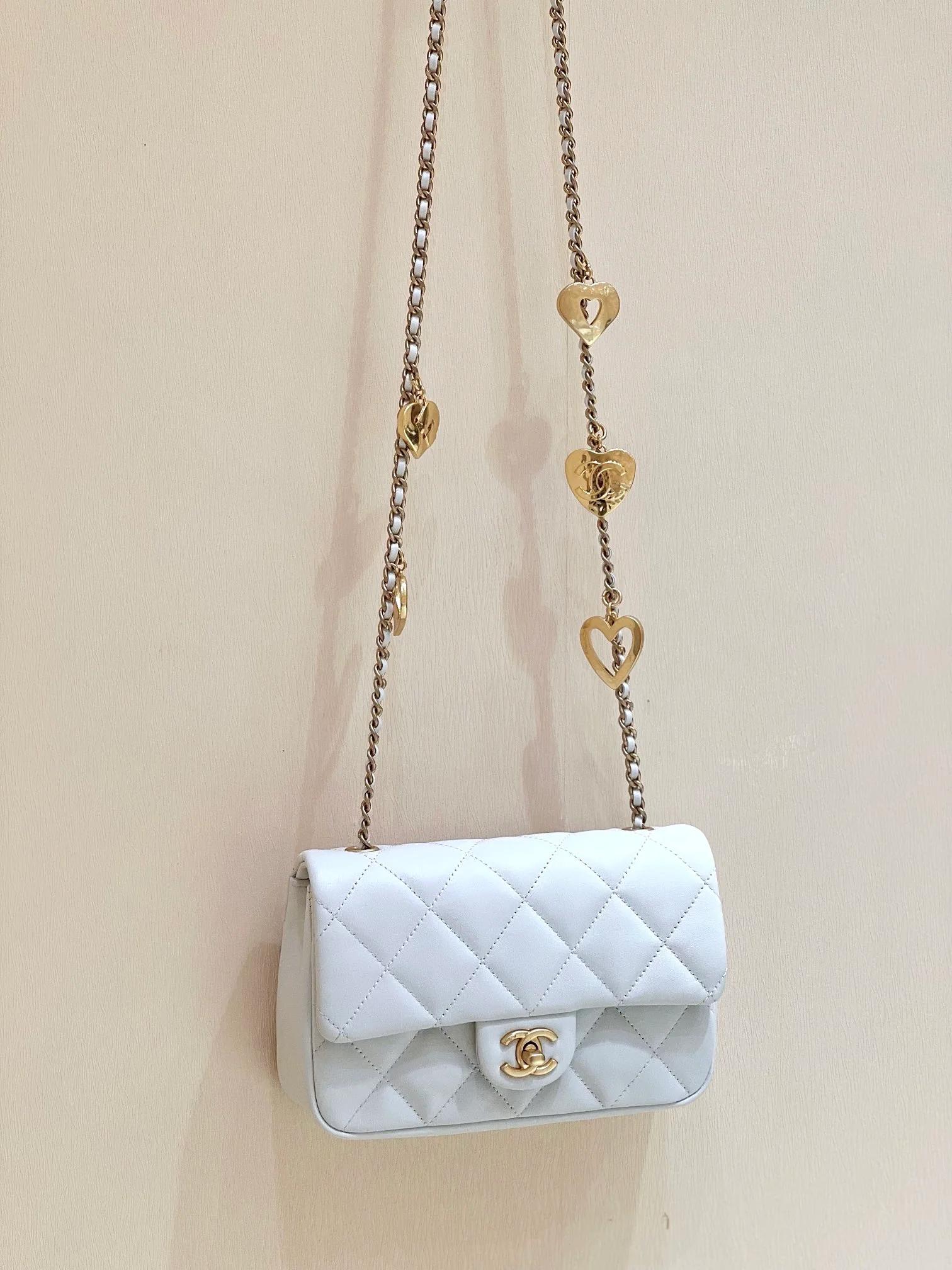 Новинка сезона осень/зима 2022 от Chanel - Сумка CF с подвеской в ??виде сердца на цепочке - Лимитированная серия - Белая