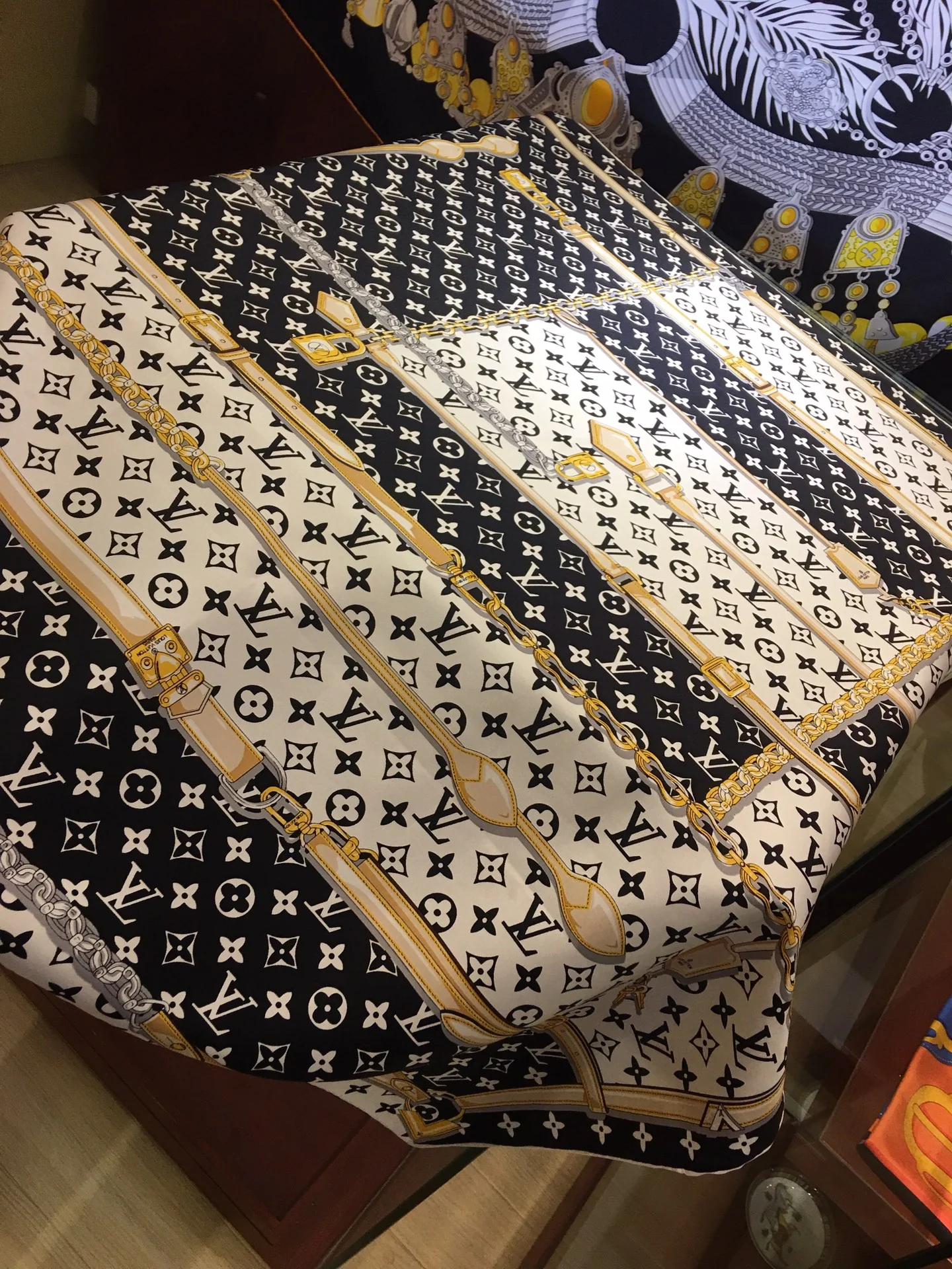 LV - Непревзойденный бестселлер - Шарф из 90% шелка