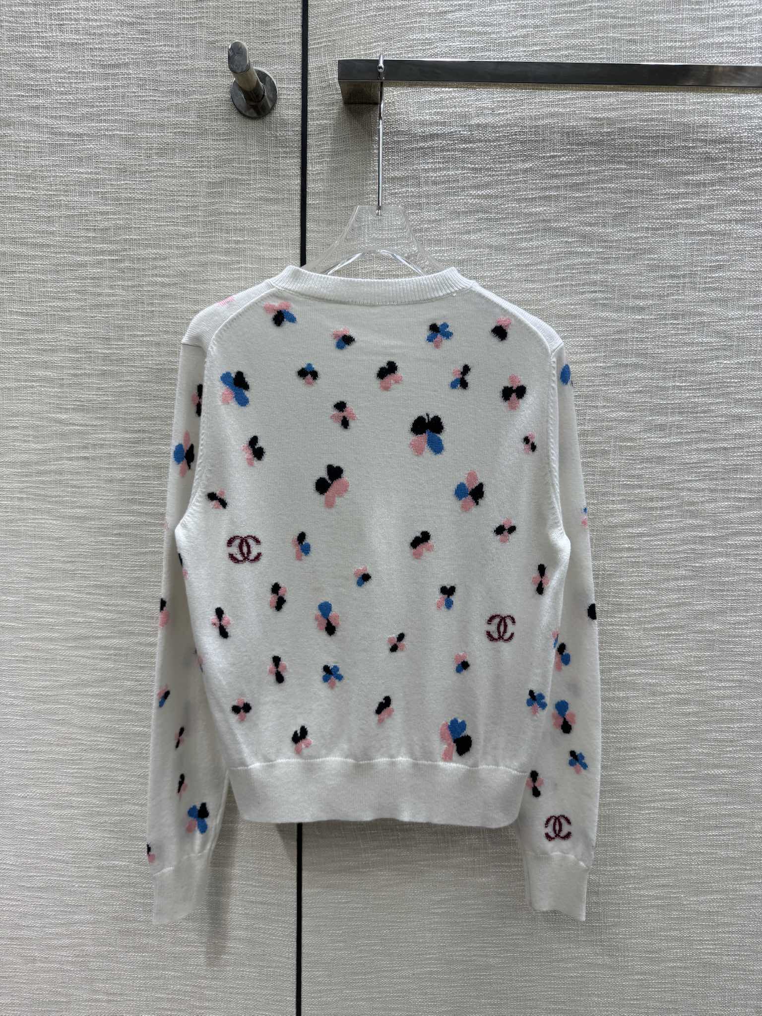 Вязаный кардиган Chanel 2403 ?Четырехлистный клевер? — белый.