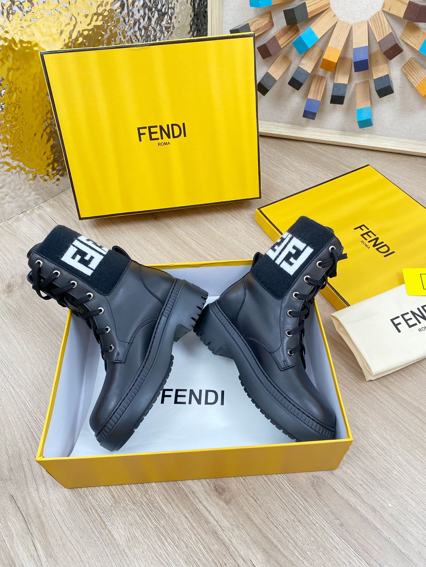 Новинка осени 2023 года от Fendi - Ботинки Dr. Martens средней высоты - Черные - 1
