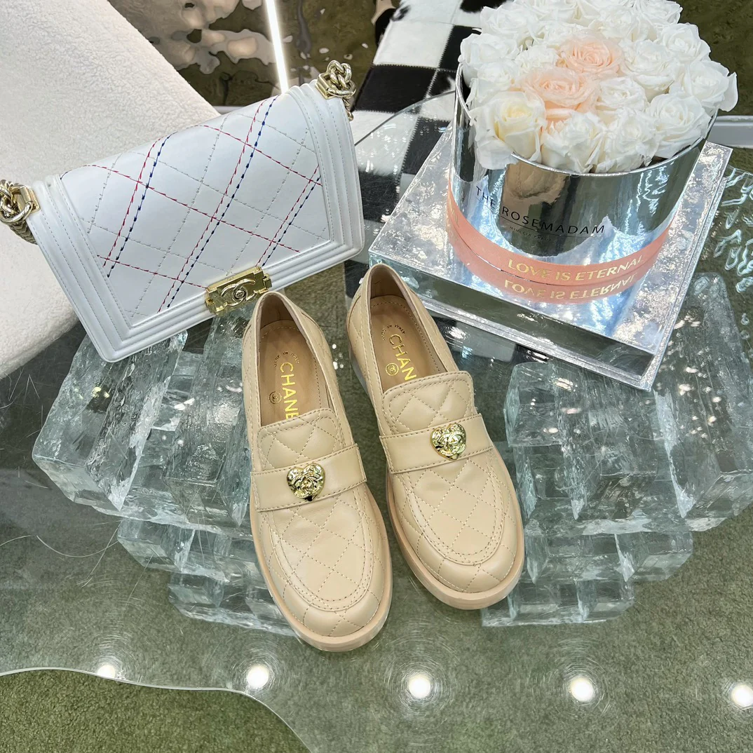 Новинка 2023 года от Chanel - Кожаные лоферы в форме сердца - Абрикосовый цвет