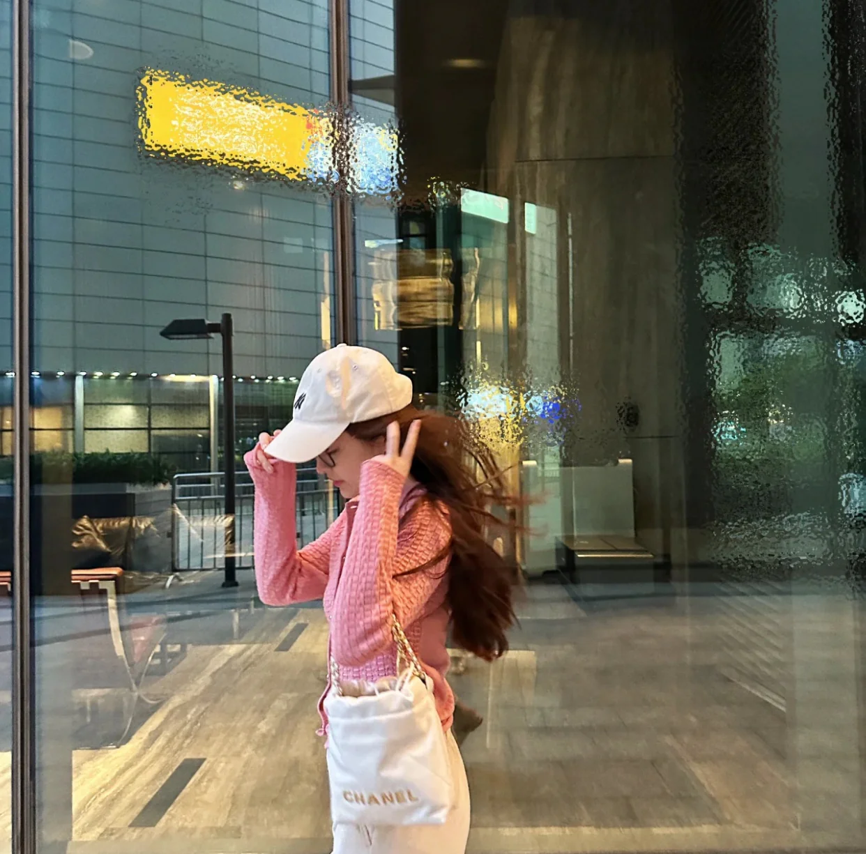 Новинка сезона весна/лето 2023 от Chanel - сумка 22 - мини - белое золото - фотографии в действии.