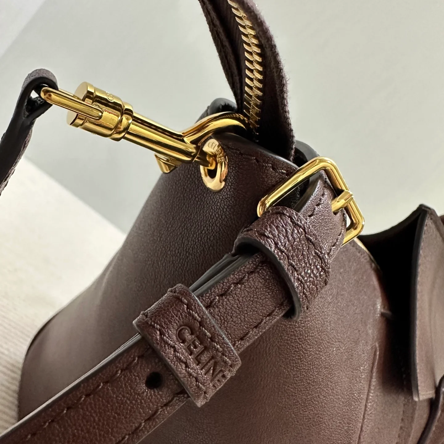 Новая модель багажа Celine, новая версия, сумка с изображением смайлика, темно-коричневая.