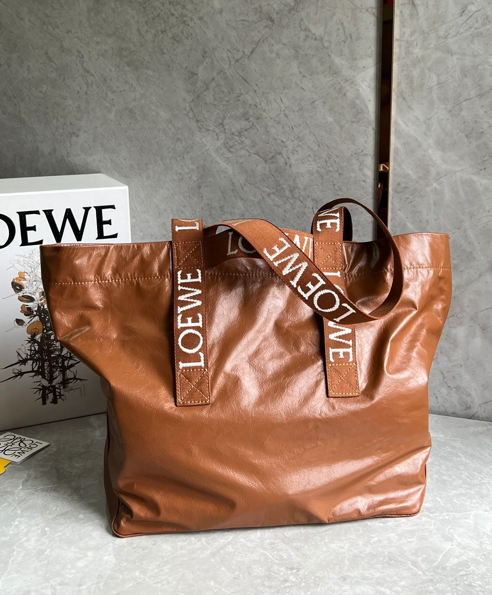 Сумка-шоппер Loewe Fold Shopper, последняя новинка, цвет кофейно-коричневый.