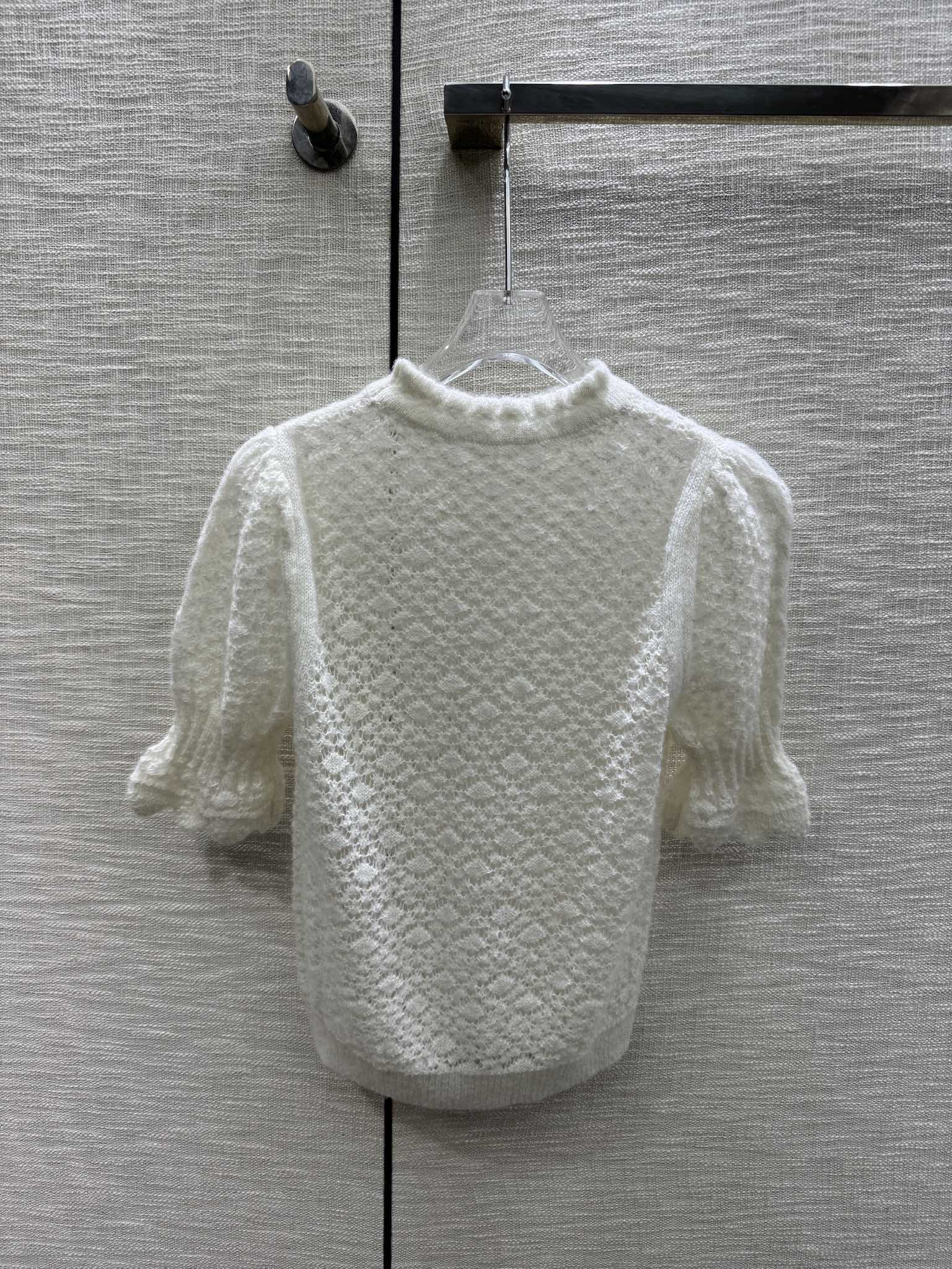 Chanel - 2403-24 Новинка ранней весны. Вязаный трикотажный топ с короткими рукавами и ажурным узором - Белый