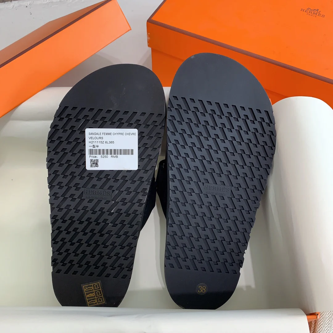 Кожаные тапочки Hermes из шелковистой кожи - черные