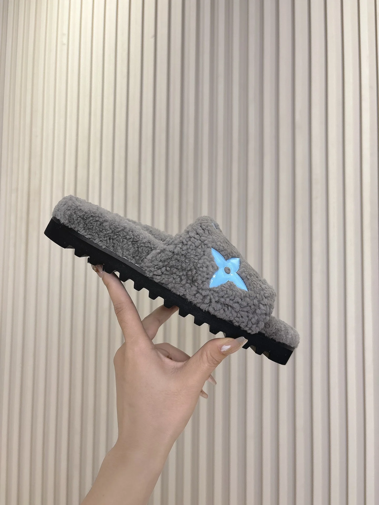 LV-2024 Шерстяные тапочки - Серые