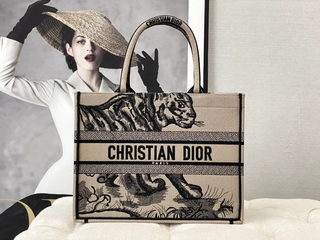 Сумка Dior Booktote с вышивкой — Коричневый тигр — 37x30x16 см