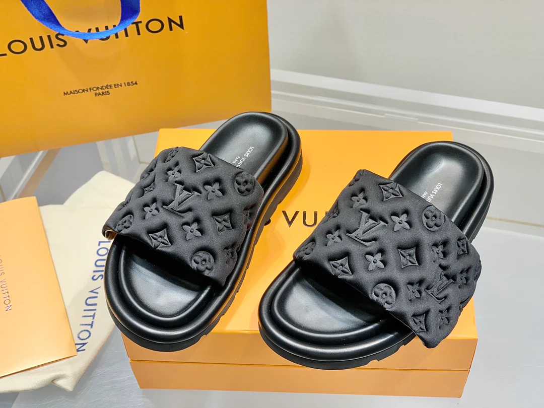 Тапочки LV с тиснением