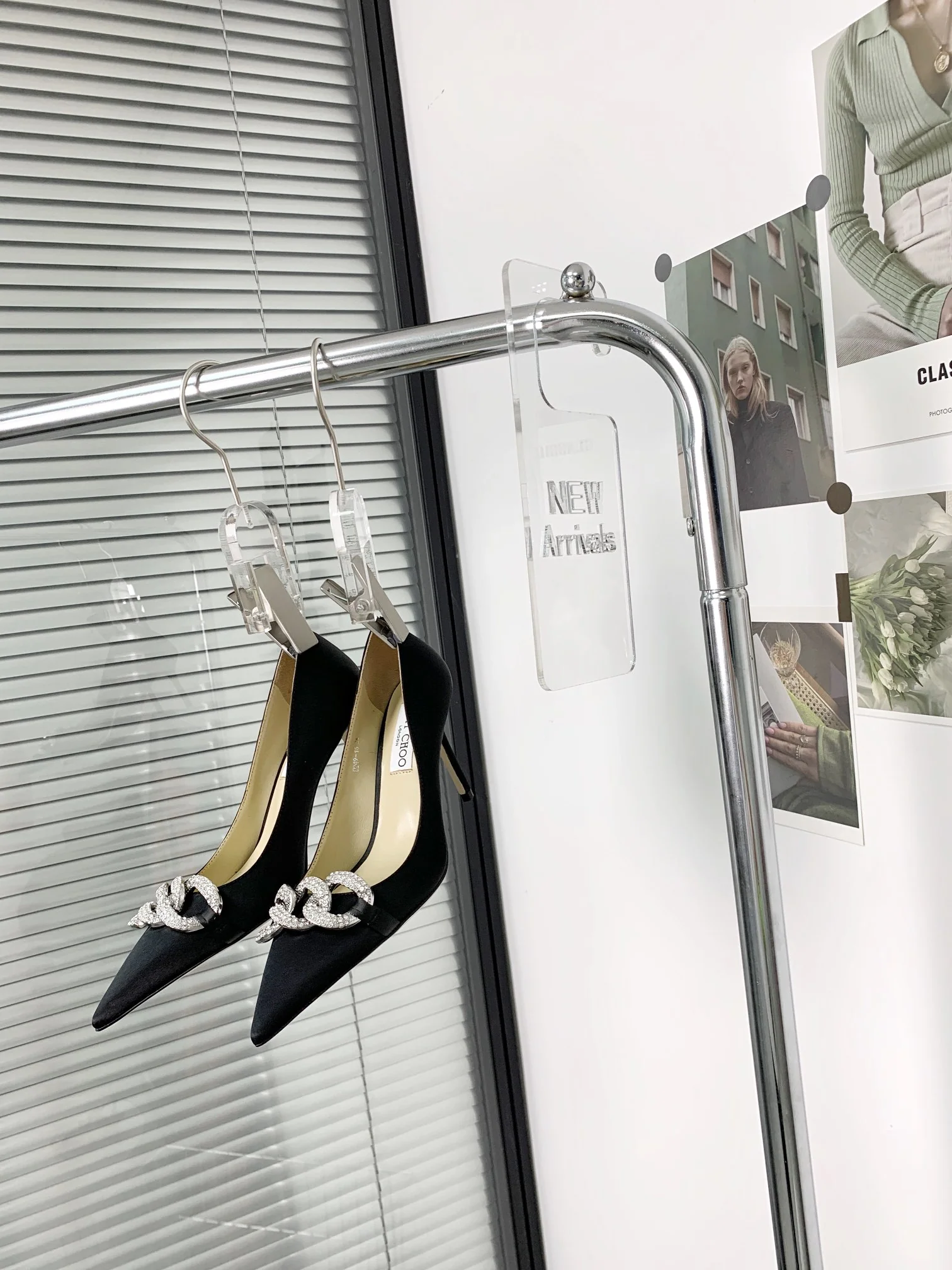 Новинки коллекции Jimmy весна/лето 2022 — туфли на высоком каблуке с кристальной цепочкой.