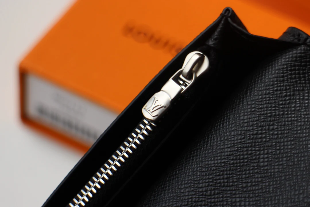 LV-m69410-brazza wallet-classic monogram