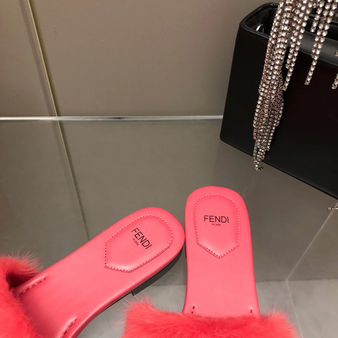 Новинка сезона осень/зима 2023 от Fendi - Серия с мехом норки - Тапочки - Розовые