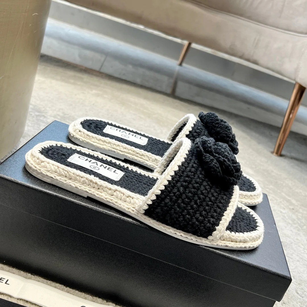 Новинка сезона весна/лето 2023 от Chanel - Плетеные тапочки с камелиями - Черные