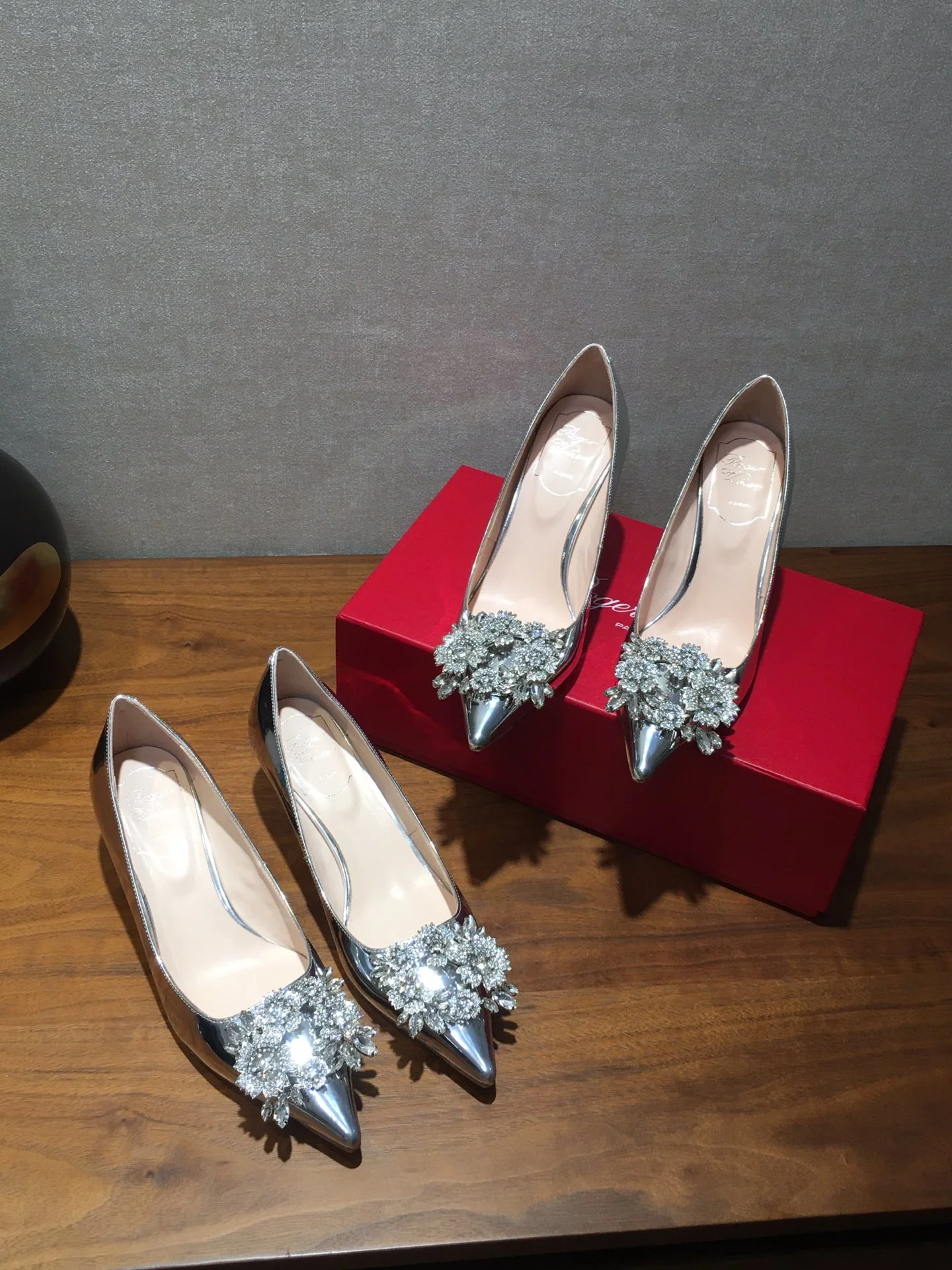 Туфли RV - туфли на высоком каблуке с острым носком и бриллиантовой пряжкой - серебристые