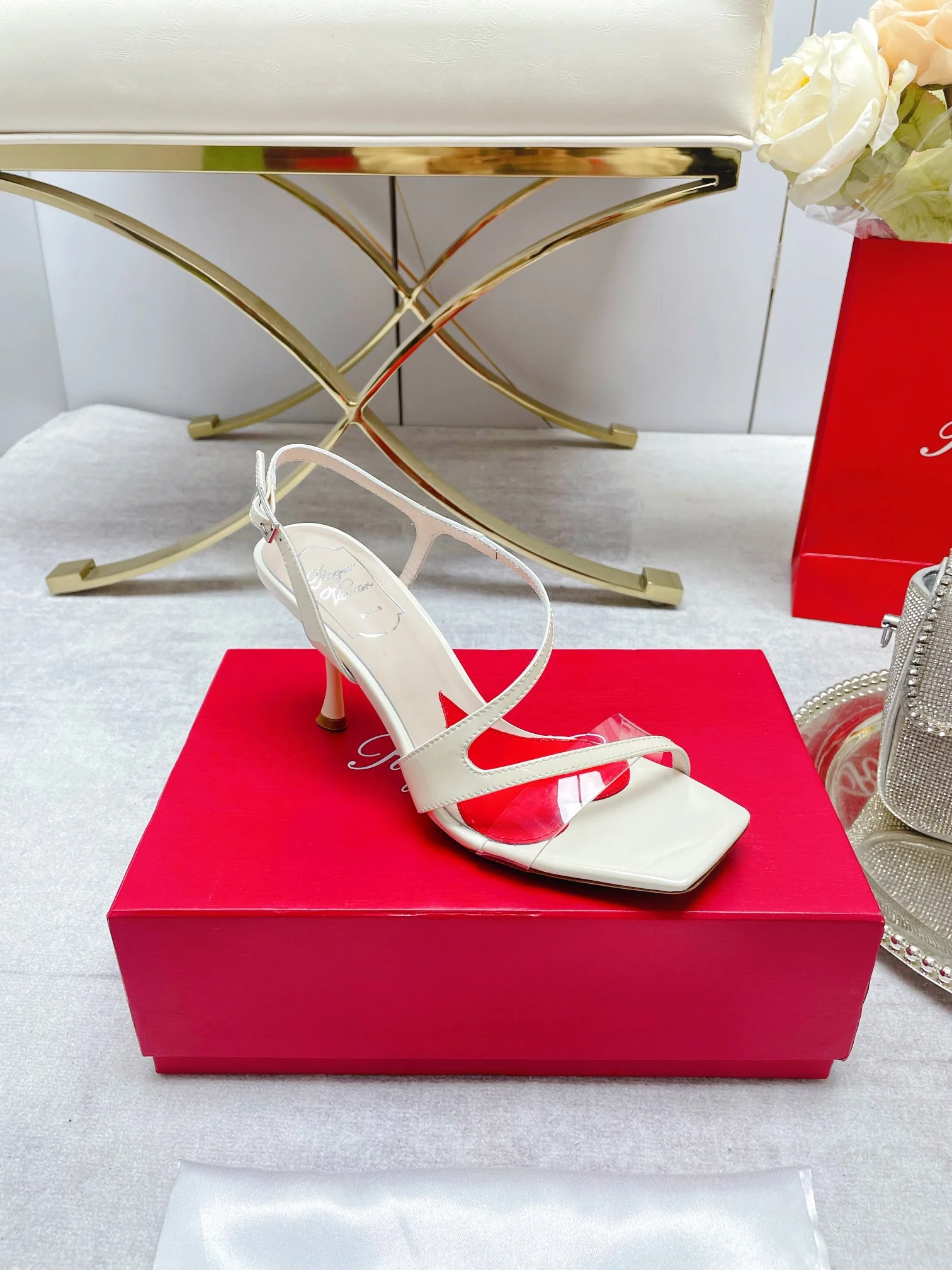 Обувь RV Shoes - Новинка ранней весны 2023 года - Сандалии в форме сердца на шпильках