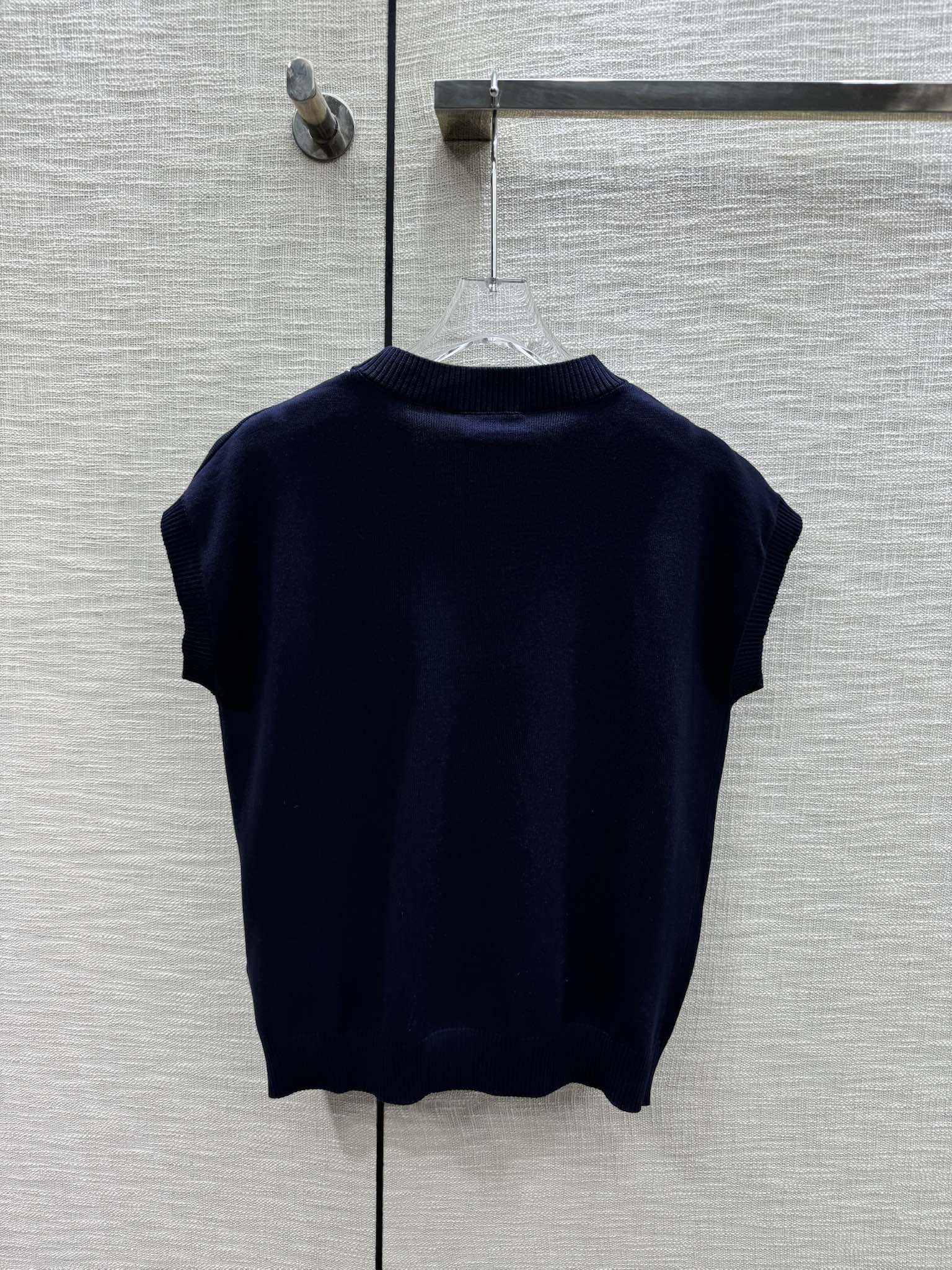 Fendi-2403-Двубортный вязаный жилет с V-образным вырезом и буквенным рисунком