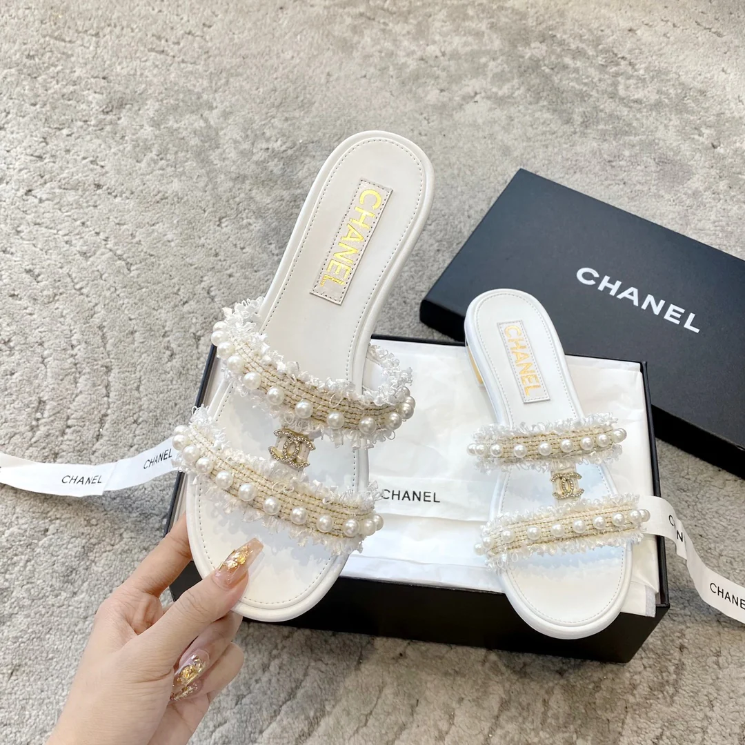 Новинка сезона весна/лето 2023 от Chanel - Туфли из овечьей кожи с жемчугом - Белые