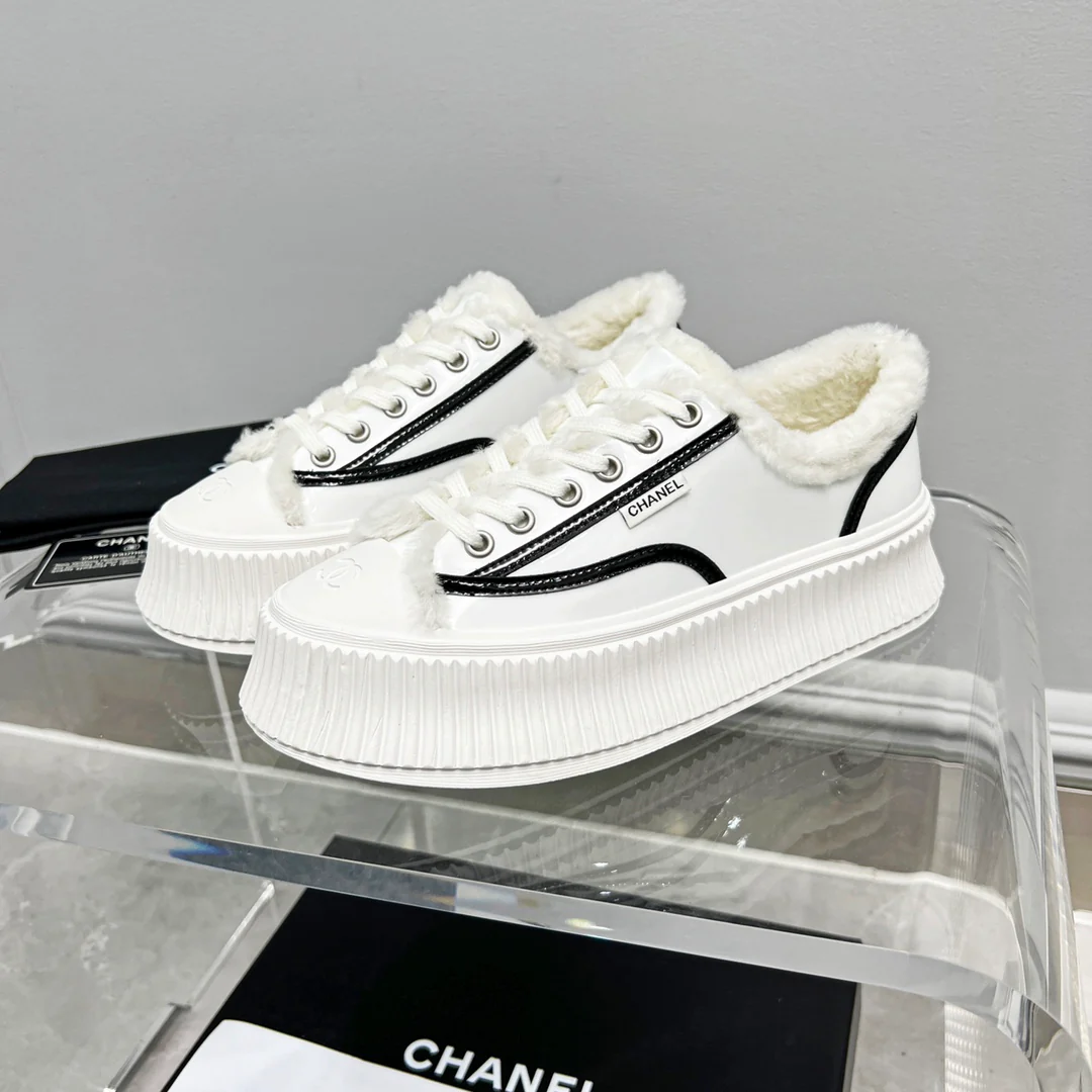 Весенняя коллекция Chanel 2022 — Пушистые повседневные туфли на платформе — Белые