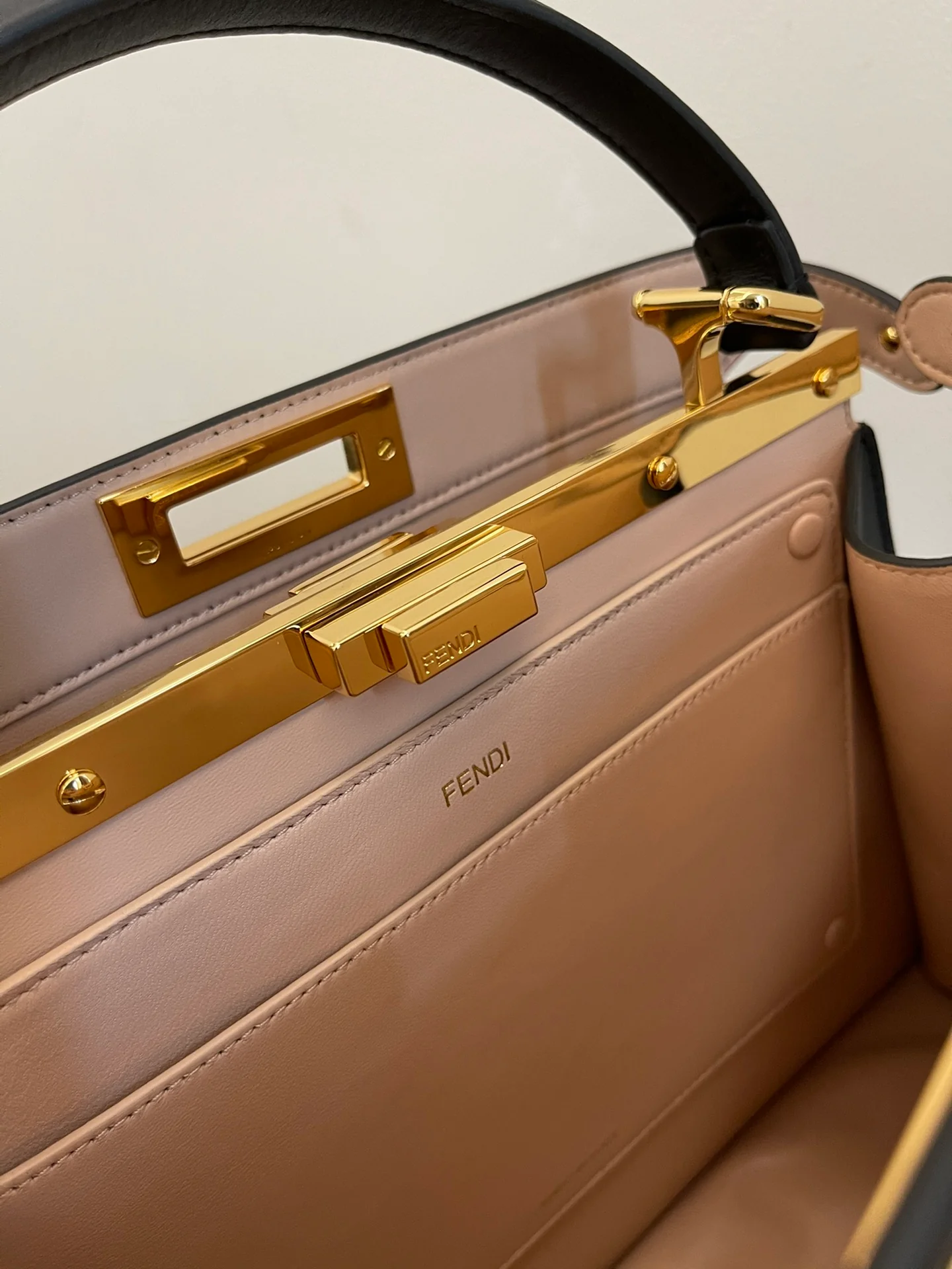 Fendi-peekaboo-i-see-u-medium-black