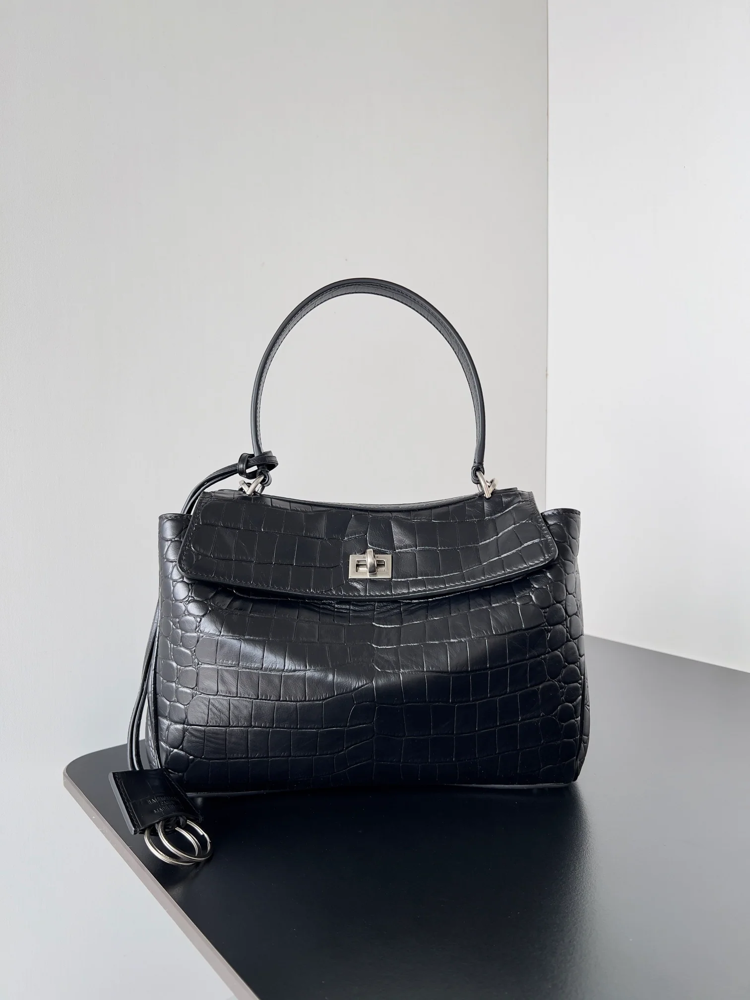 Сумка Balenciaga Rodeo, размер 28 (9 см), крокодиловая кожа, фурнитура черного и золотого цвета с серебряной застежкой.