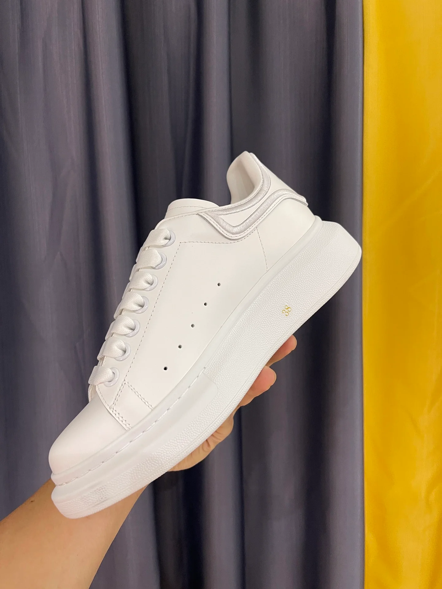 Классические белые кроссовки McQueen - унисекс - белый и серебристый каблук с объемной вышивкой