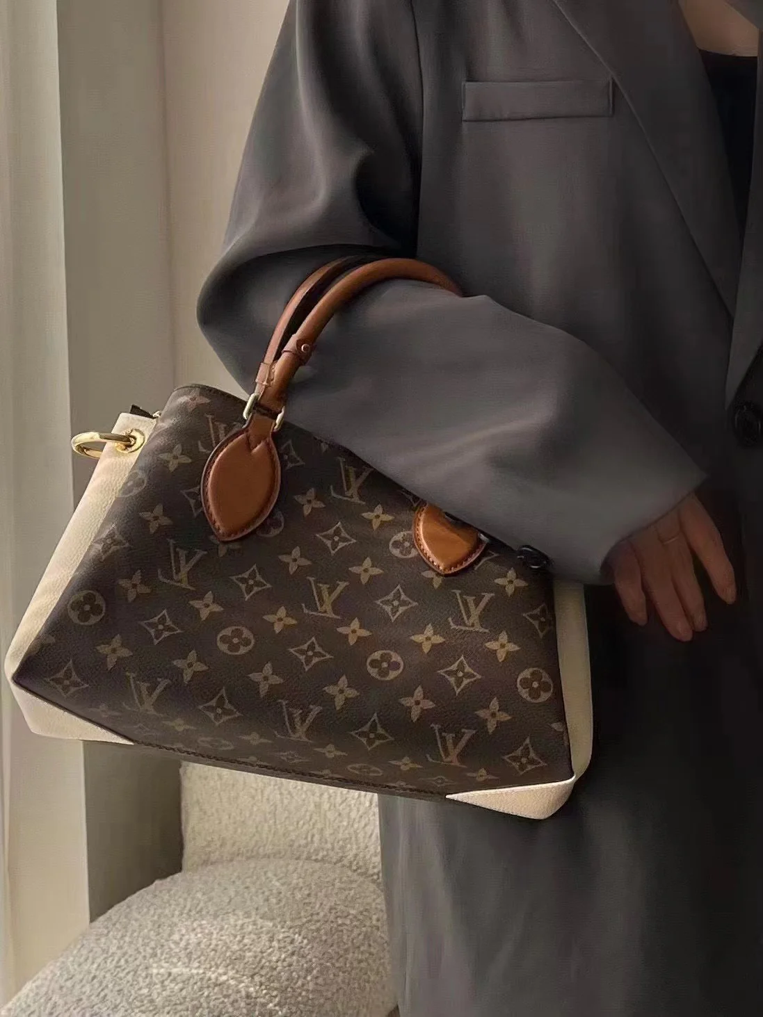 m46495-LV-opera-bb-handbag-white