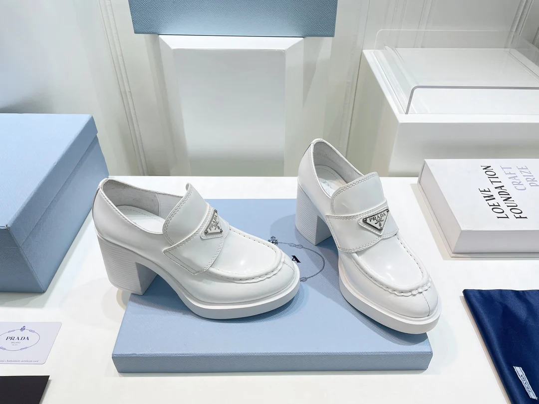 Новинка сезона весна/лето 2022 от Prada - Туфли-афро на массивном каблуке - 2