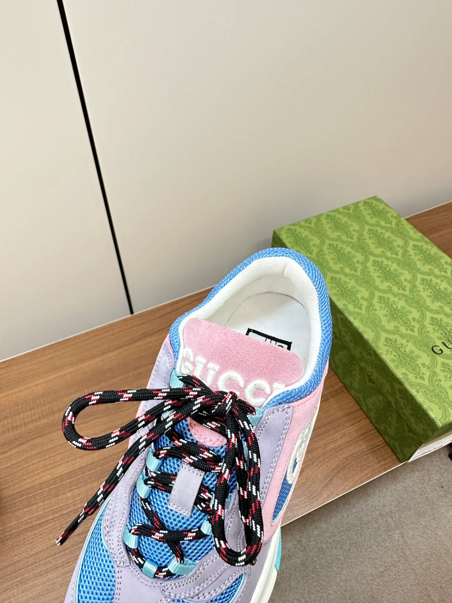 Новинка осенне-зимней коллекции Gucci 2023 — Однотонные вязаные кроссовки — Унисекс — Сине-розовые