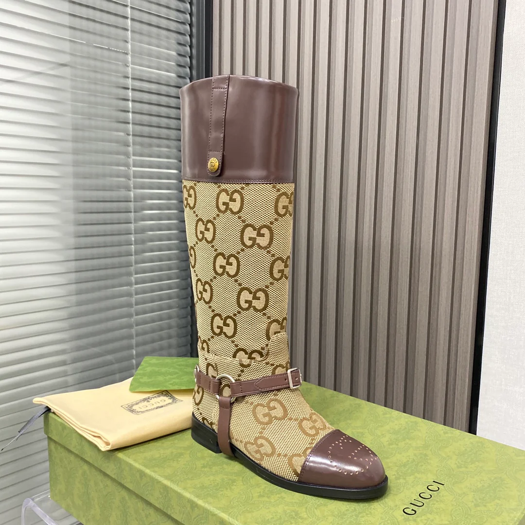 Новинка сезона осень/зима 2022 от Gucci — сапоги для верховой езды в стиле подиума.