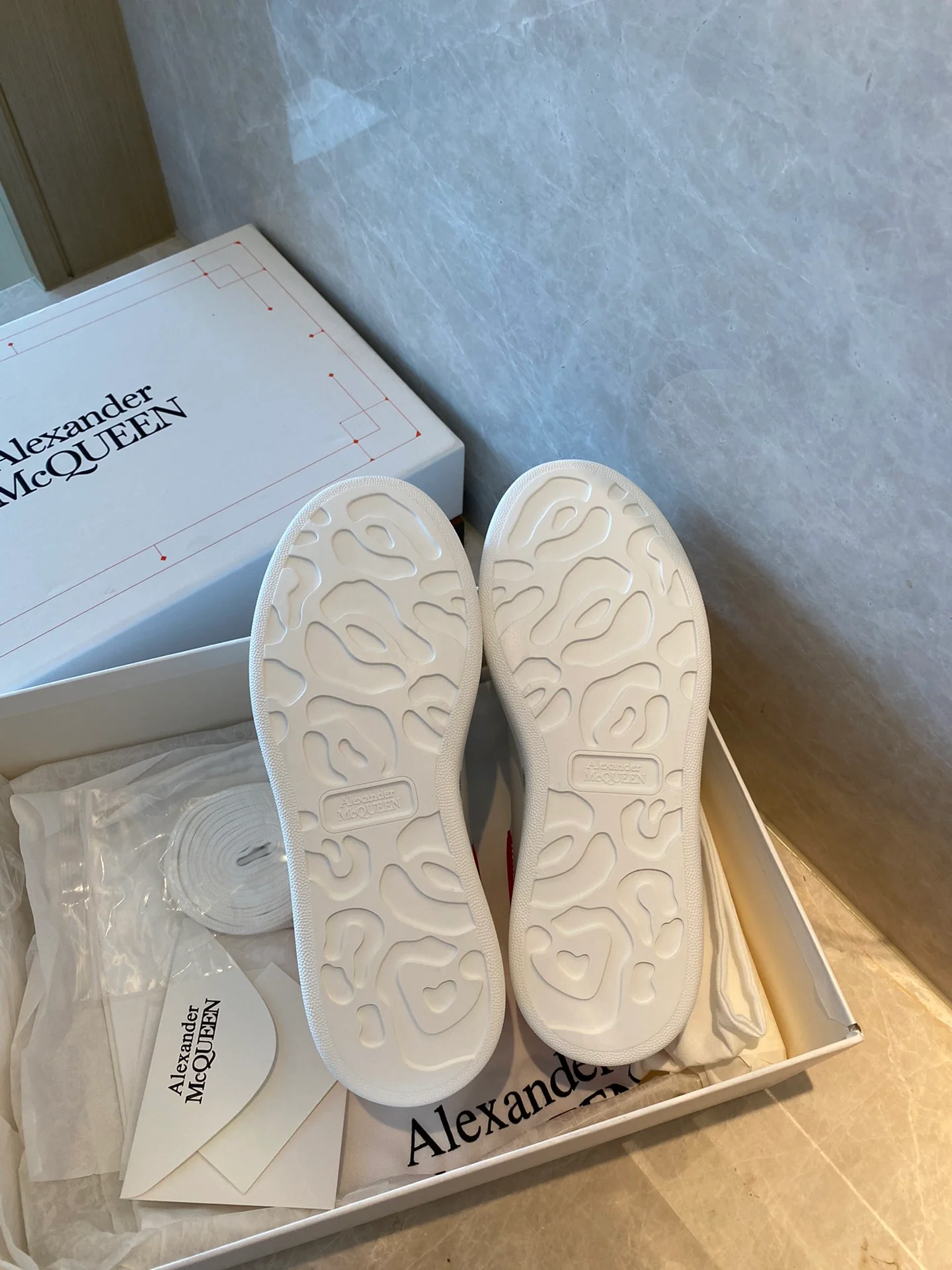 Классические белые кроссовки McQueen с замшевой подошвой и красным каблуком