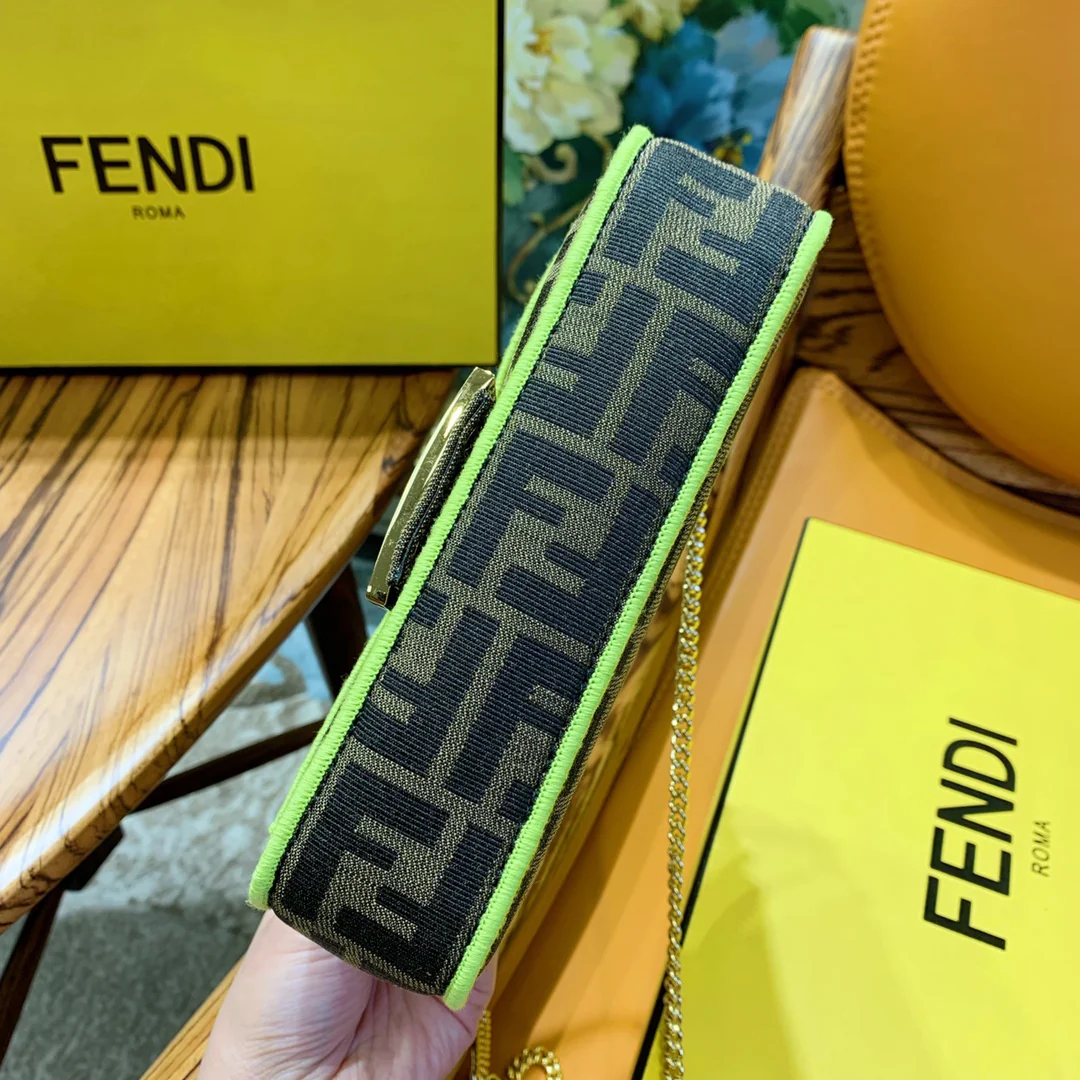 Сумка Fendi Baguette - маленькая желтая сумка с монограммой.